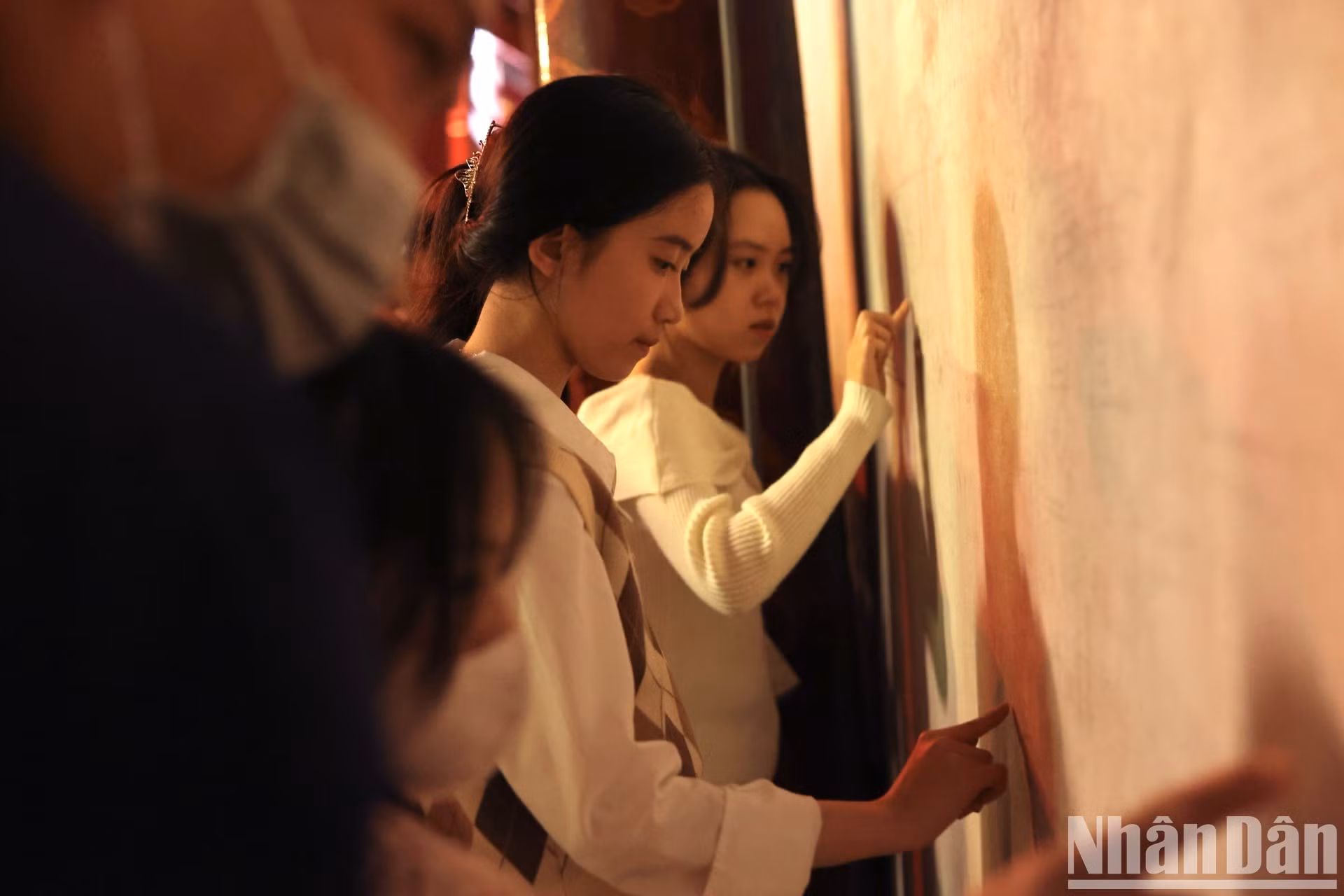 Los jóvenes escriben sus deseos en la pared.