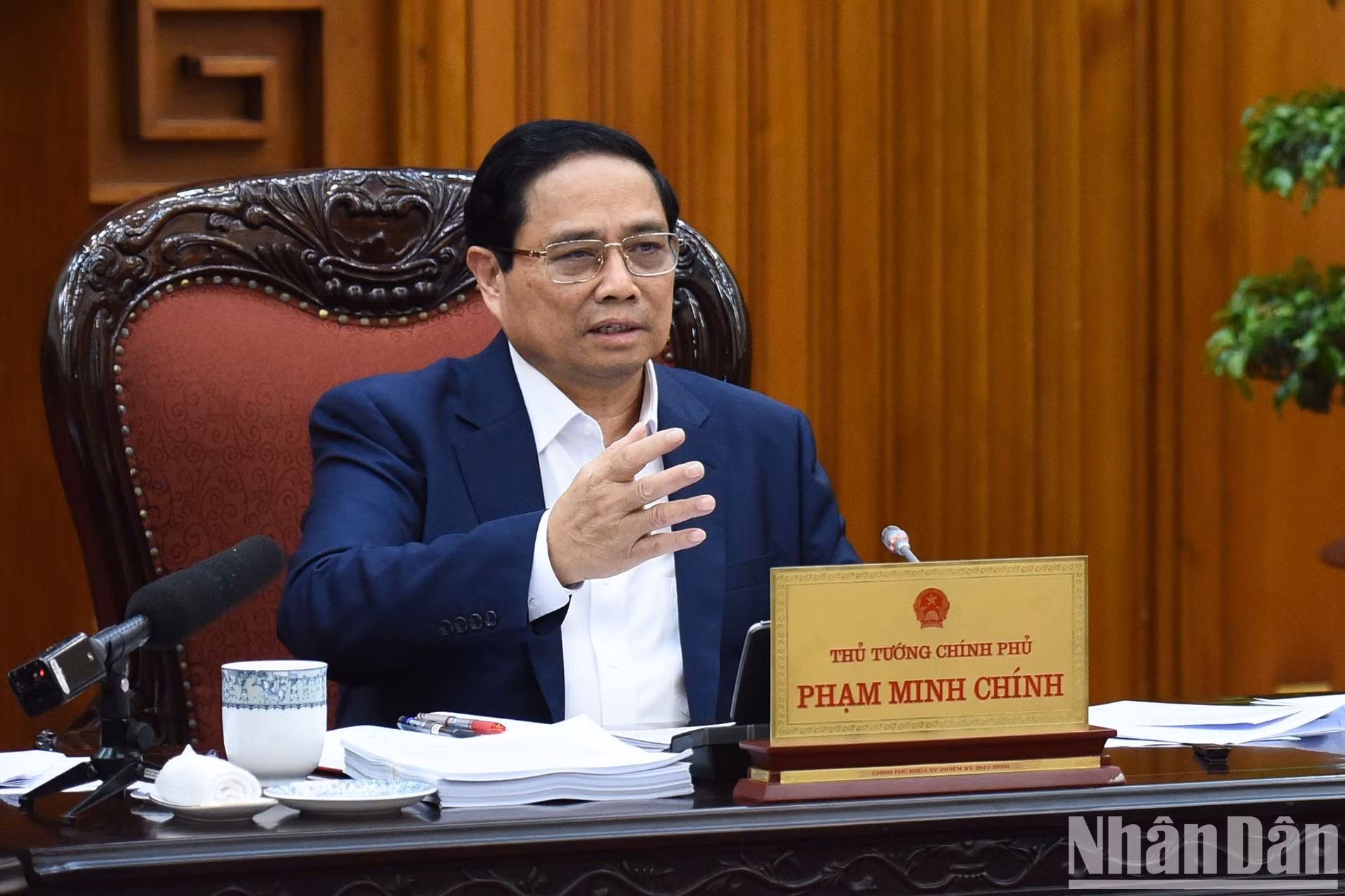 El jefe del Gobierno vietnamita señala que la revisión y el tratamiento de los problemas en el sistema de documentos legales deben surgir de la práctica, tomándola como la medida.