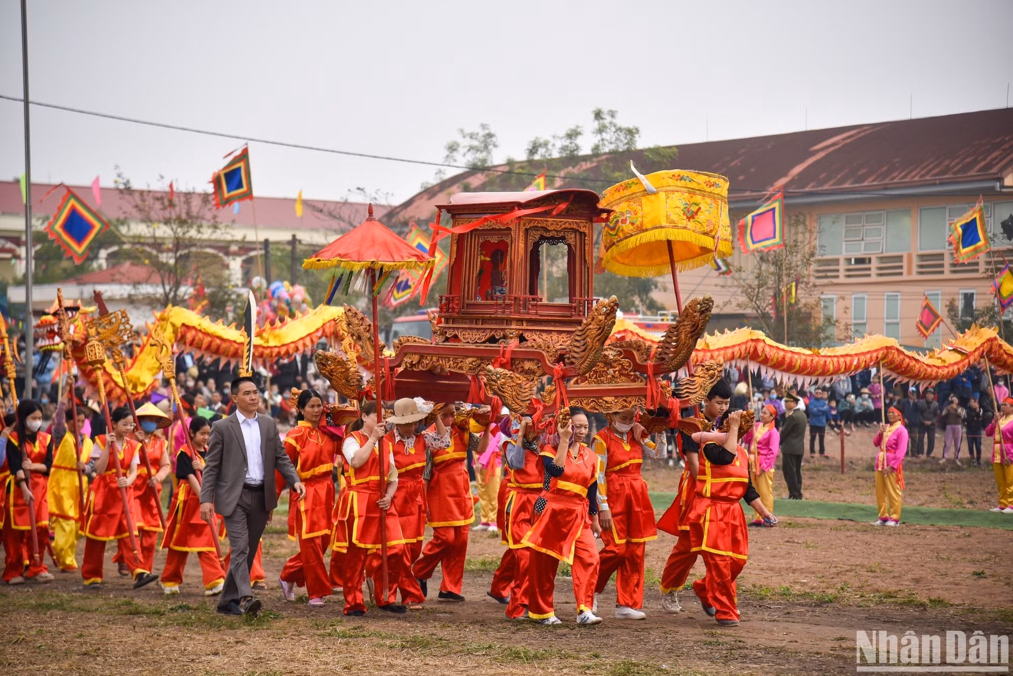 El acto incluyó una procesión de la lápida conmemorativa del rey Le Dai Hanh desde la pagoda Long Doi Son hasta el pie de la montaña Doi, donde se unió a la procesión del dios patrón local y fundador de la artesanía del tambor Doi Tam.