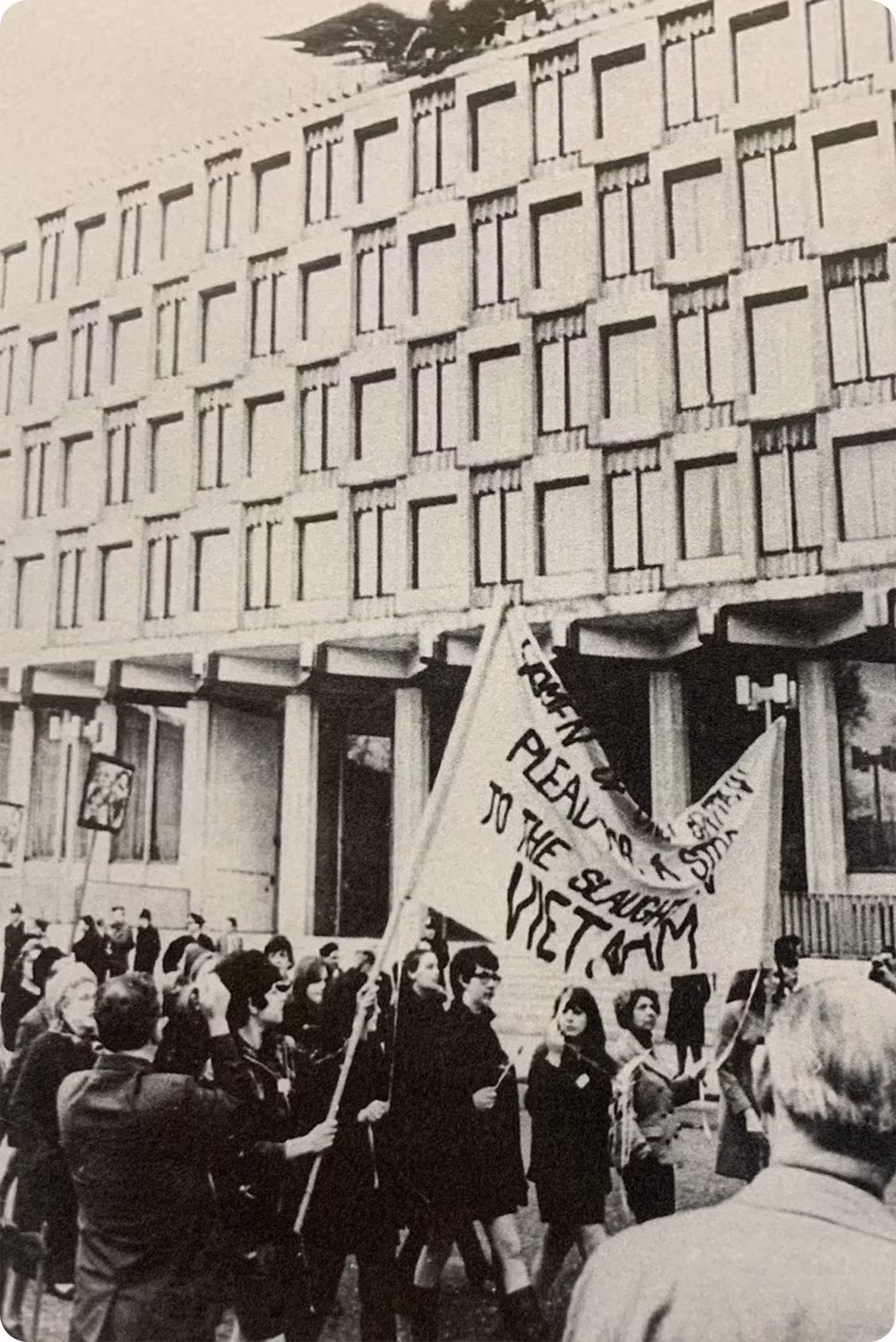 El pueblo británico protesta contra la guerra provocada por Estados Unidos en Vietnam.