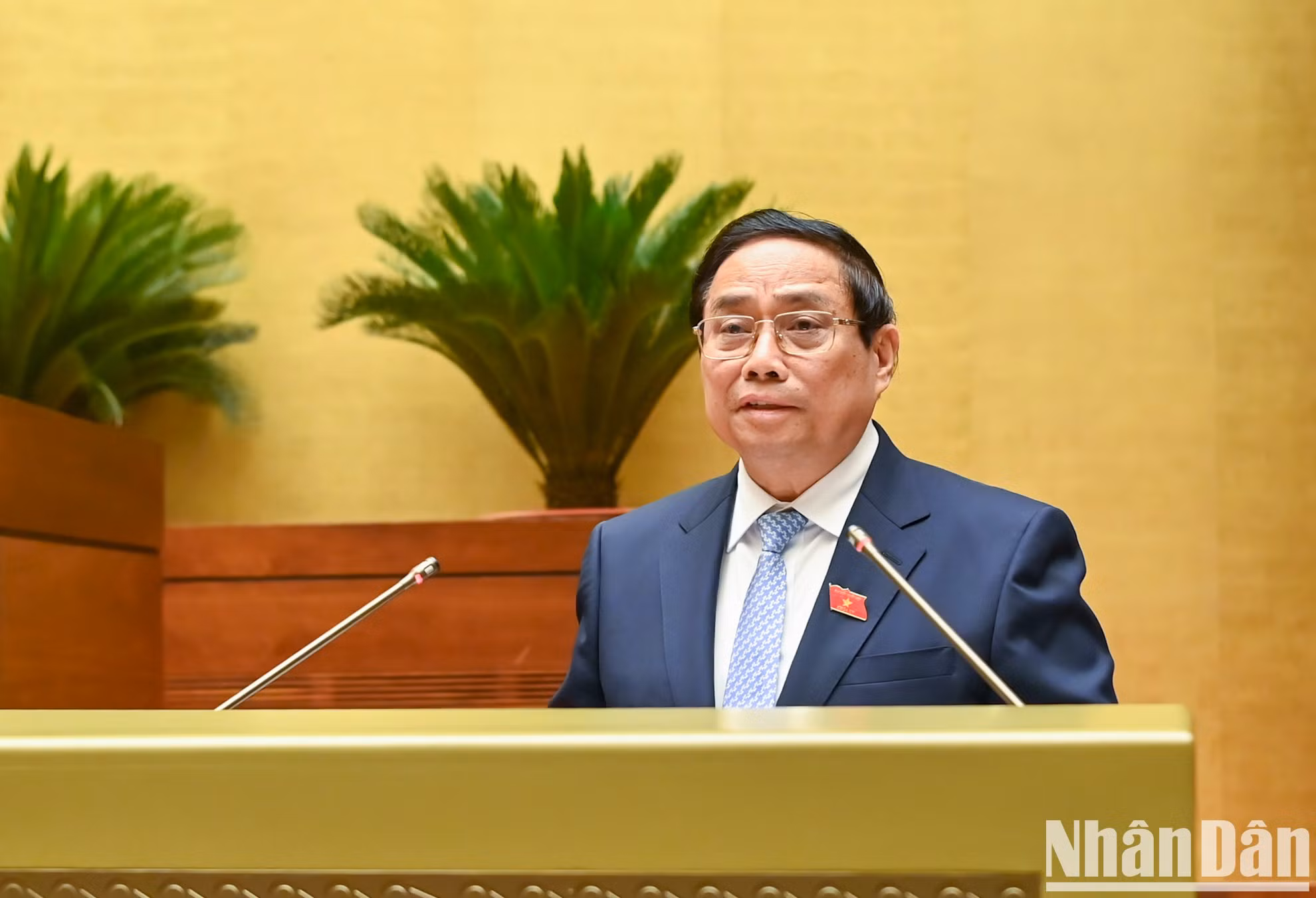 El primer ministro Pham Minh Chinh presenta el Informe sobre los resultados de la implementación del plan de desarrollo socioeconómico 2025 y el Plan de desarrollo socioeconómico para 2026.