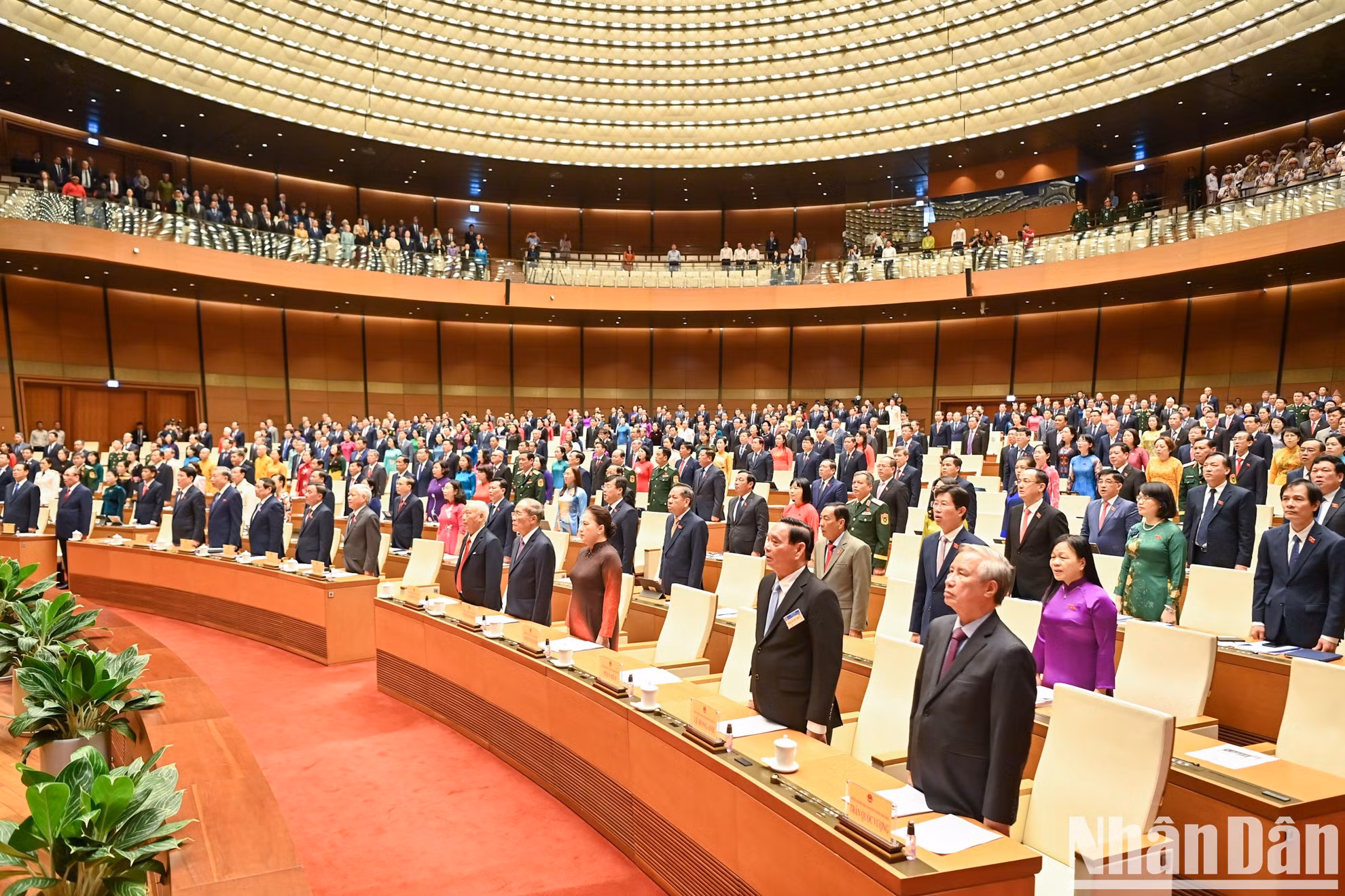 Los asistentes realizan el acto de saludo a la bandera nacional.