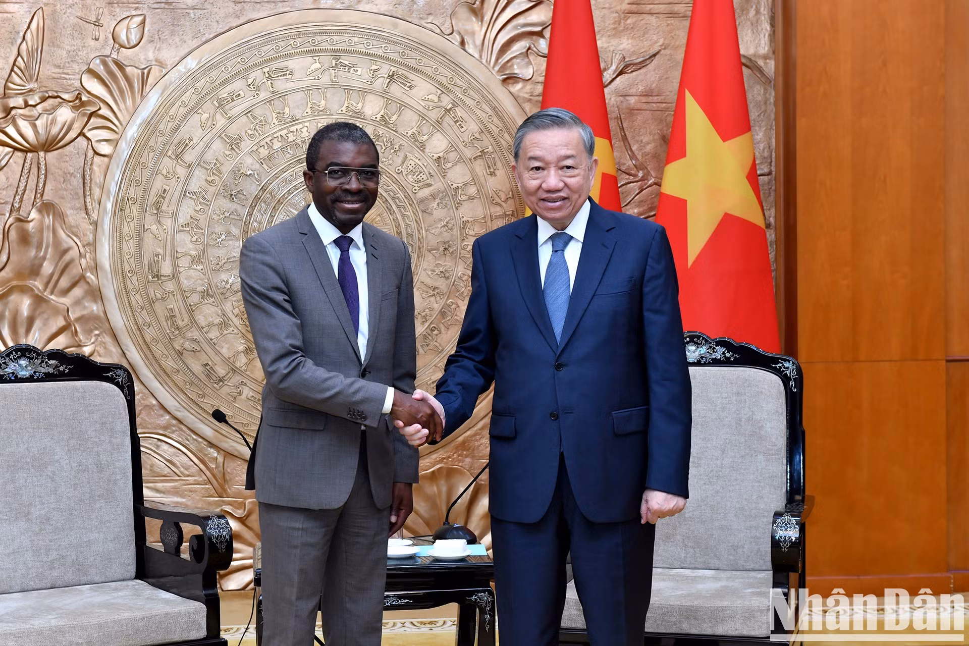 El secretario general del Partido Comunista de Vietnam, To Lam, y el director del Centro del Patrimonio Mundial de la Unesco, Lazare Eloundou Assomo.