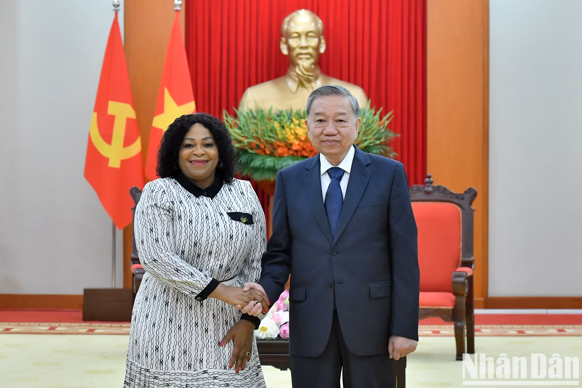 El secretario general del PCV, To Lam, y la vicesecretaria general del Congreso Nacional Africano (ANC) de Sudáfrica, Nomvula Mokonyane.