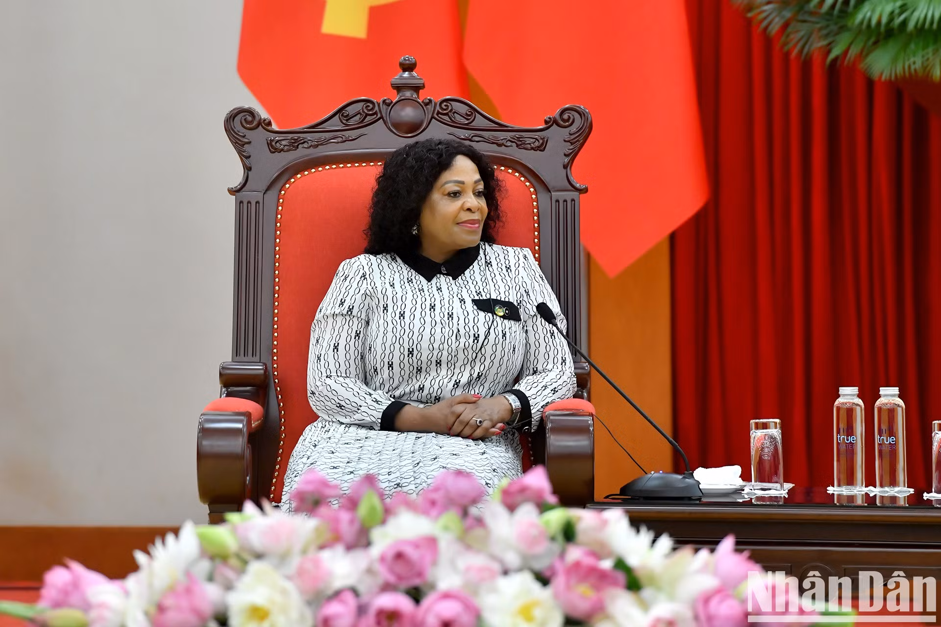 La vicesecretaria general del Congreso Nacional Africano (ANC) de Sudáfrica, Nomvula Mokonyane, habla en la cita.