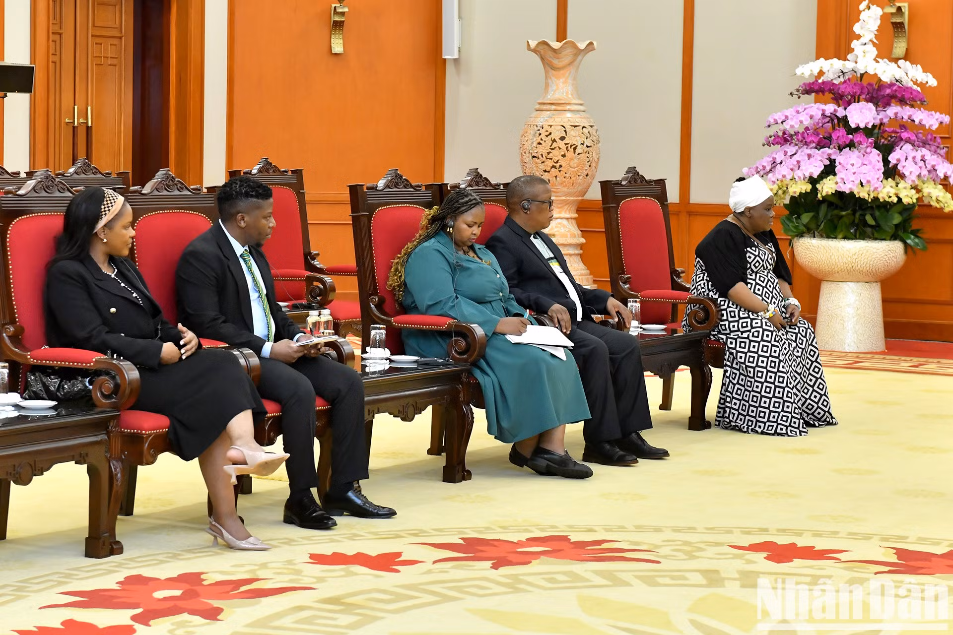 Delegados de Sudáfrica acuden a la cita.