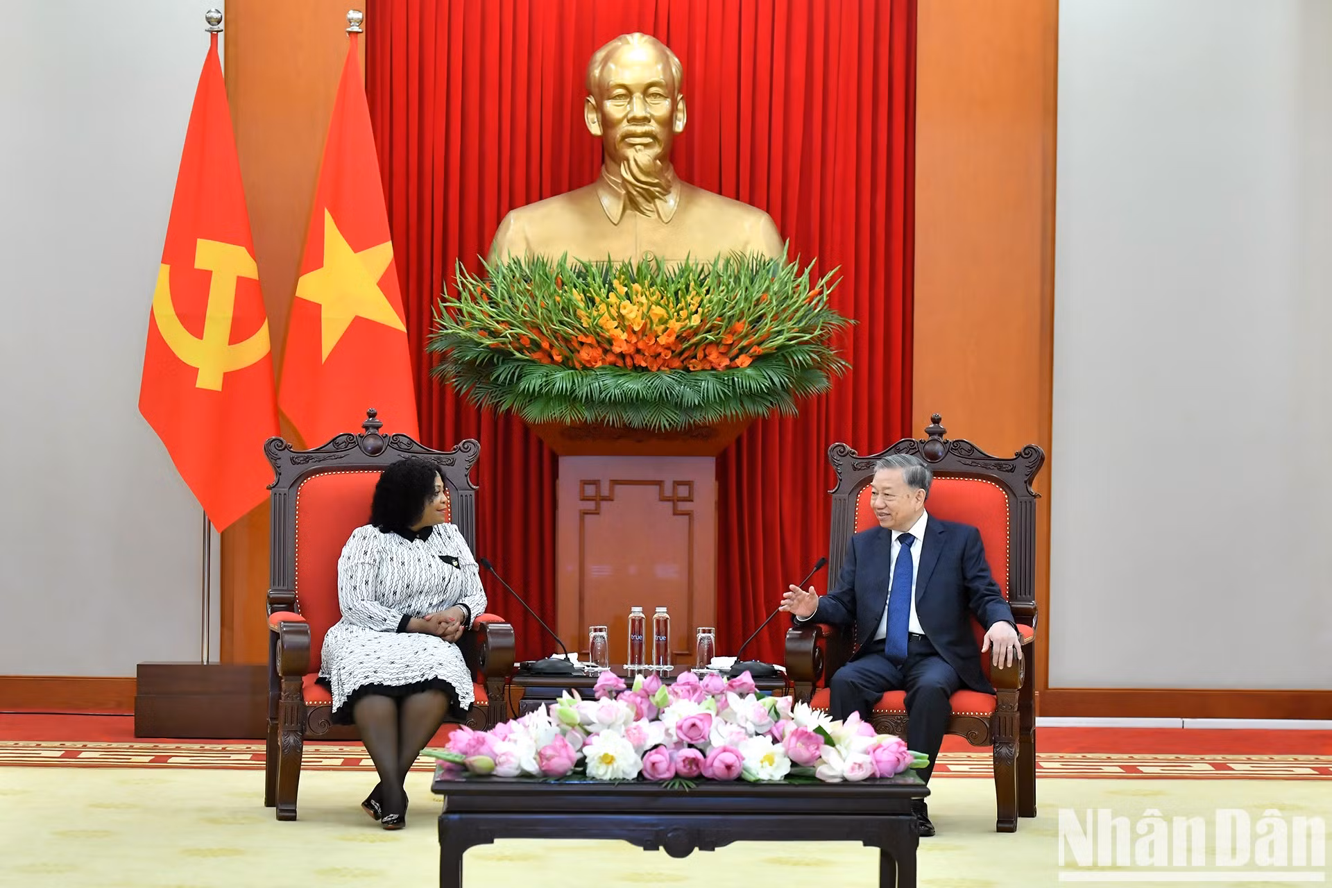 El máximo dirigente partidista de Vietnam, conversa con la vicesecretaria general del Congreso Nacional Africano (ANC) de Sudáfrica, Nomvula Mokonyane.
