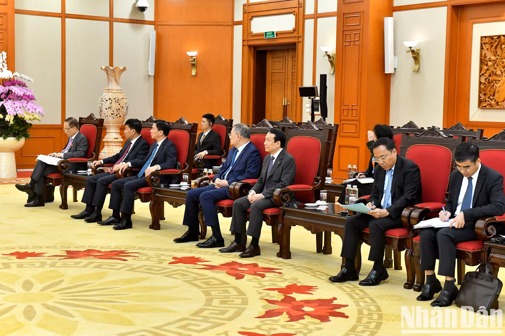 Funcionarios vietnamitas asisten al encuentro.