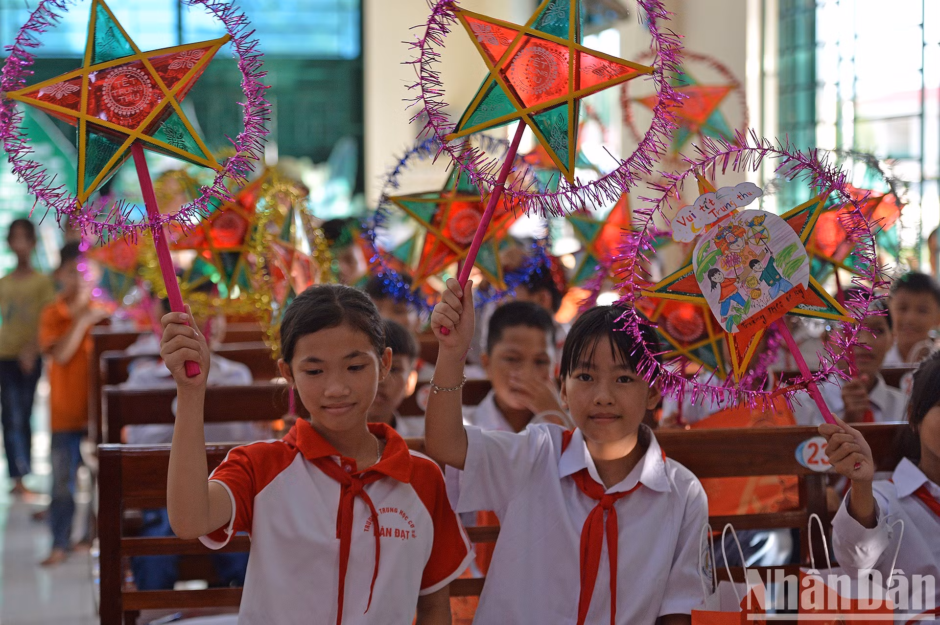 La delegación también reparte regalos a los niños afectados por la tormenta en las provincias de Bac Kan y Thai Nguyen.