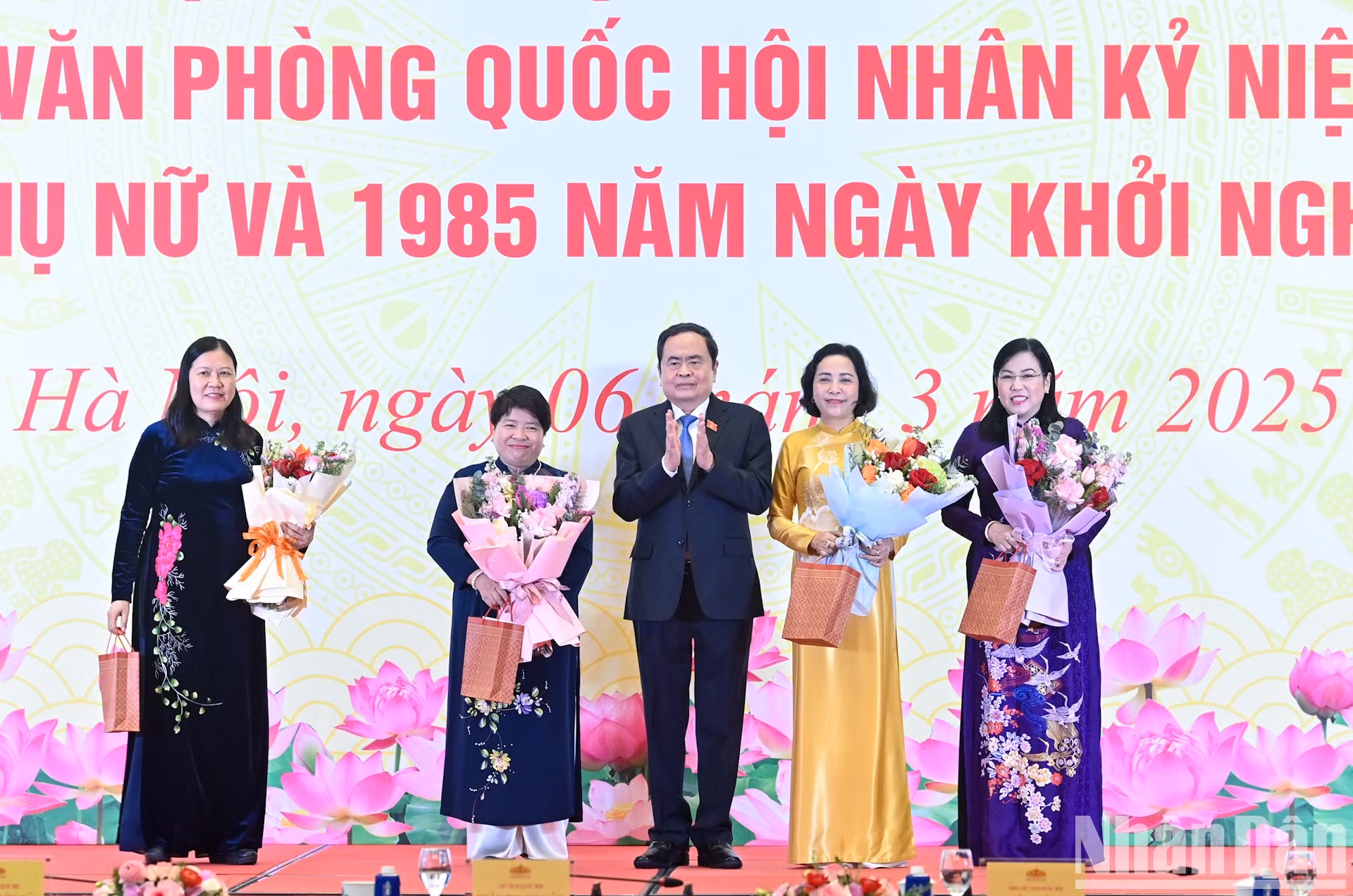 El presidente de la ANV, Tran Thanh Man, entrega regalos a mujeres parlamentarias.
