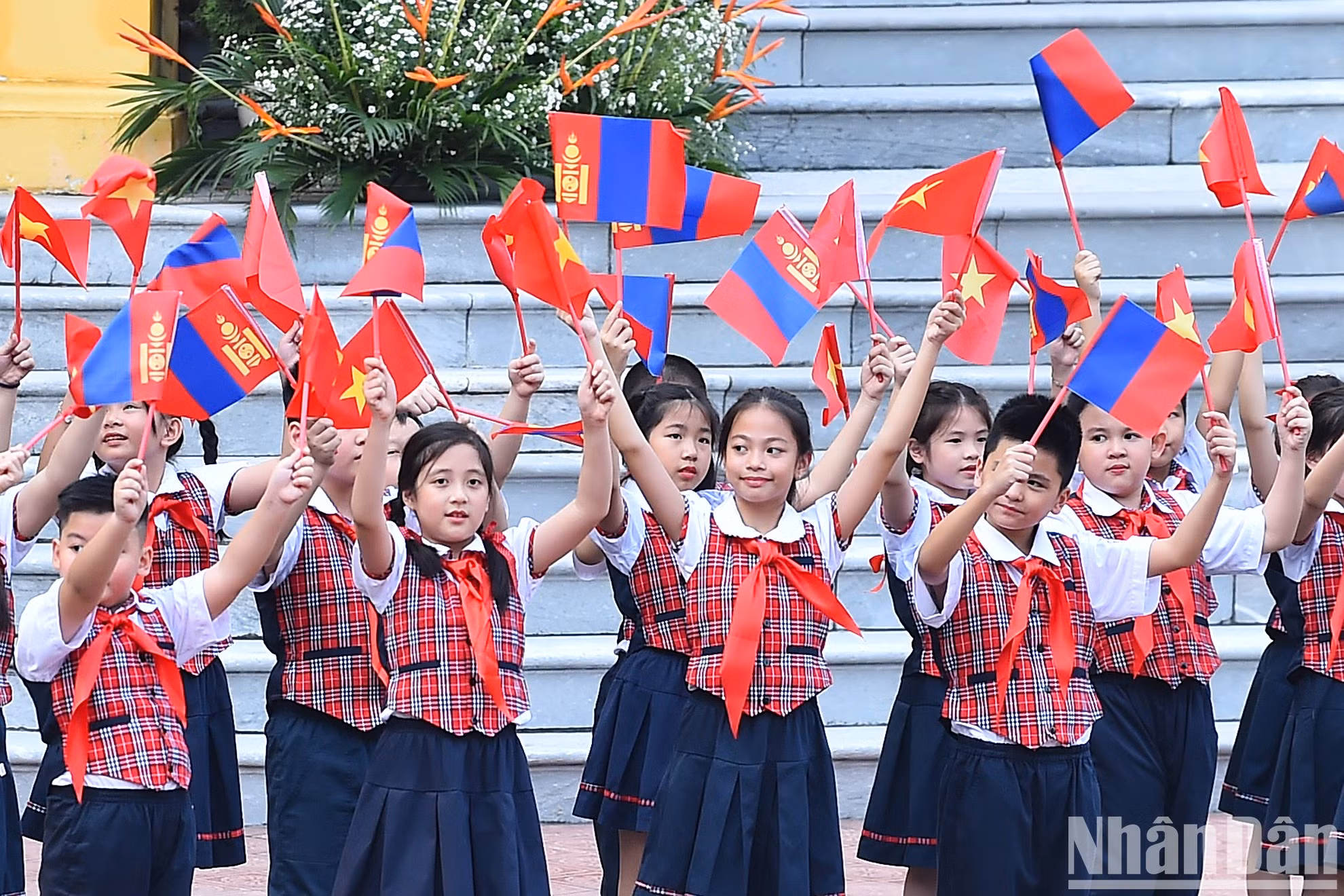 Niños vietnamitas dan la bienvenida a la delegación de Mongolia.