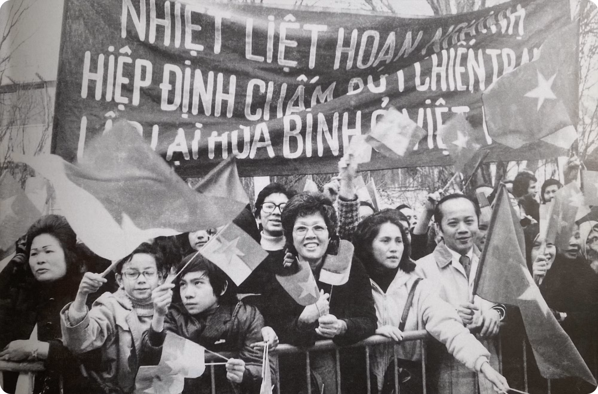 Franceses de origen vietnamita alabaron los Acuerdos de París, los cuales tienen objetivos de poner fin a la guerra y restaurar la paz en Vietnam, firmados en 1973. Franceses de origen vietnamita alabaron los Acuerdos de París, los cuales tienen objetivos de poner fin a la guerra y restaurar la paz en Vietnam, firmados en 1973.