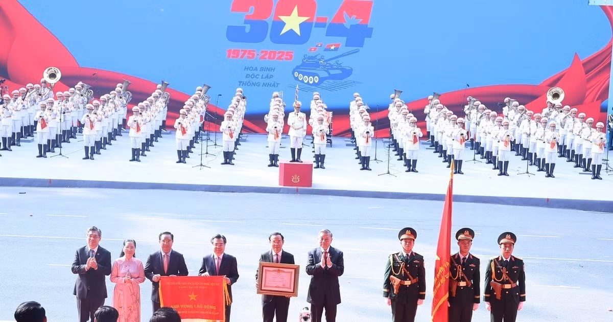 [Foto] Máximo líder partidista entrega título "Héroe del Trabajo" a Ciudad Ho Chi Minh
