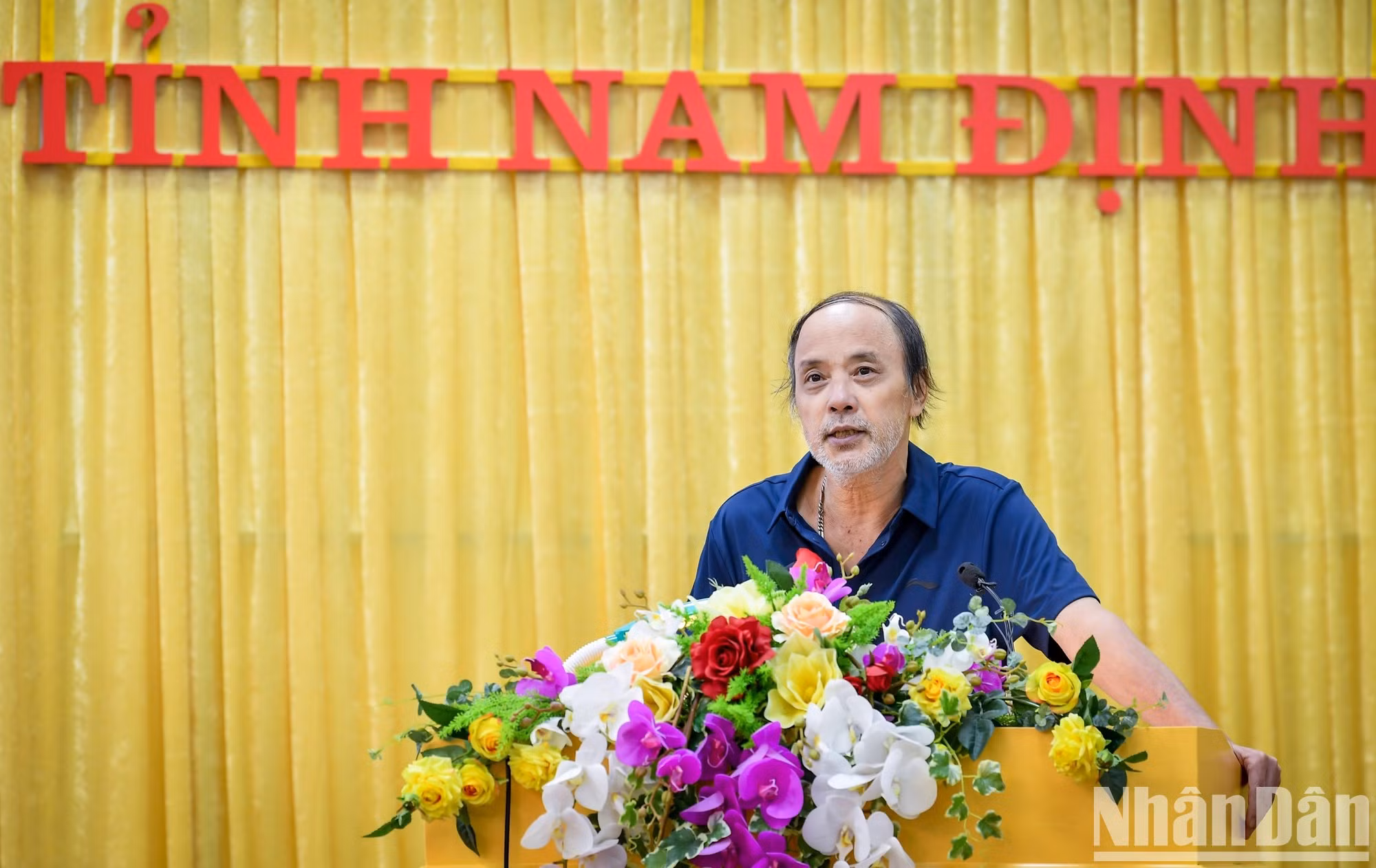 Doan Cong Khanh, economista, presenta su opinión sobre las oportunidades, desafíos y medidas en desarrollar industrias con bajas emisiones de carbono.