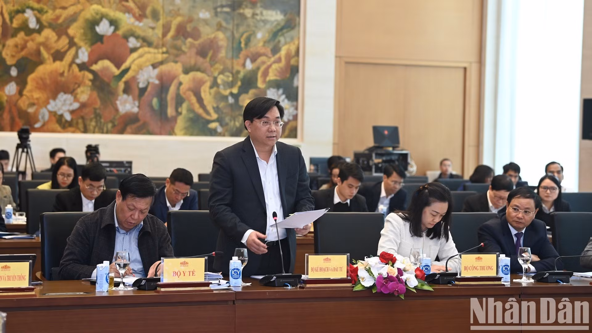 El viceministro de Planificación e Inversión Tran Duy Dong presenta su opinión.