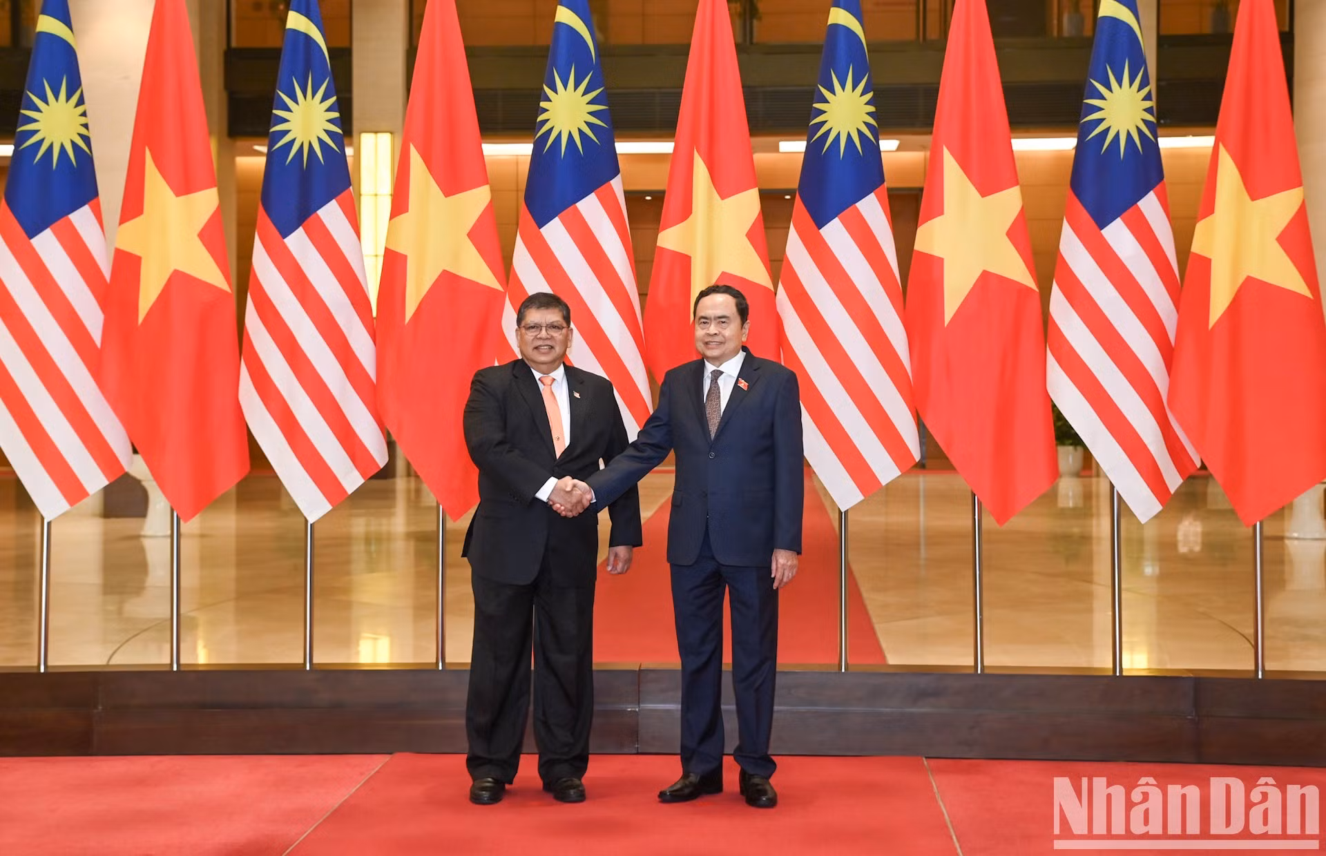 El máximo dirigente legislativo de Vietnam, Tran Thanh Man, y el presidente de la Cámara de Representantes de Malasia, Tan Sri Dato' Johari Bin Abdul.