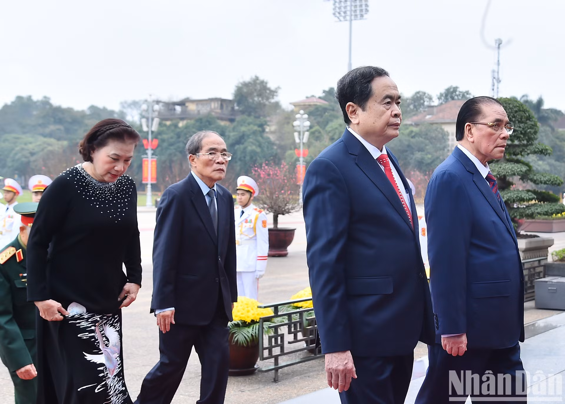 De izquierda a derecha: el exsecretario general Nong Duc Manh, el presidente de la Asamblea Nacional, Tran Thanh Man, y los expresidentes del Parlamento, Nguyen Sinh Hung y Nguyen Thi Kim Ngan, rinden homenaje al presidente Ho Chi Minh.
