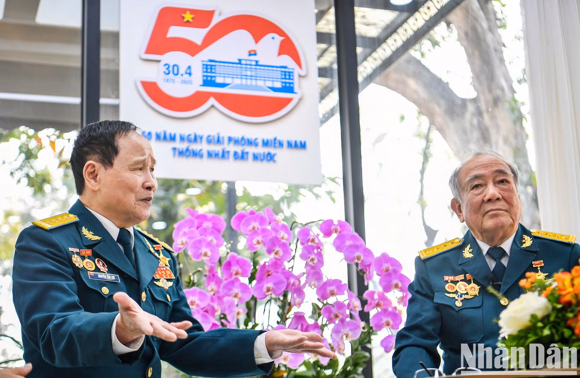 Dos pilotos del Equipo de Quyet Thang: Nguyen Van Luc y Han Van Quang. Dos pilotos del Equipo de Quyet Thang: Nguyen Van Luc y Han Van Quang.