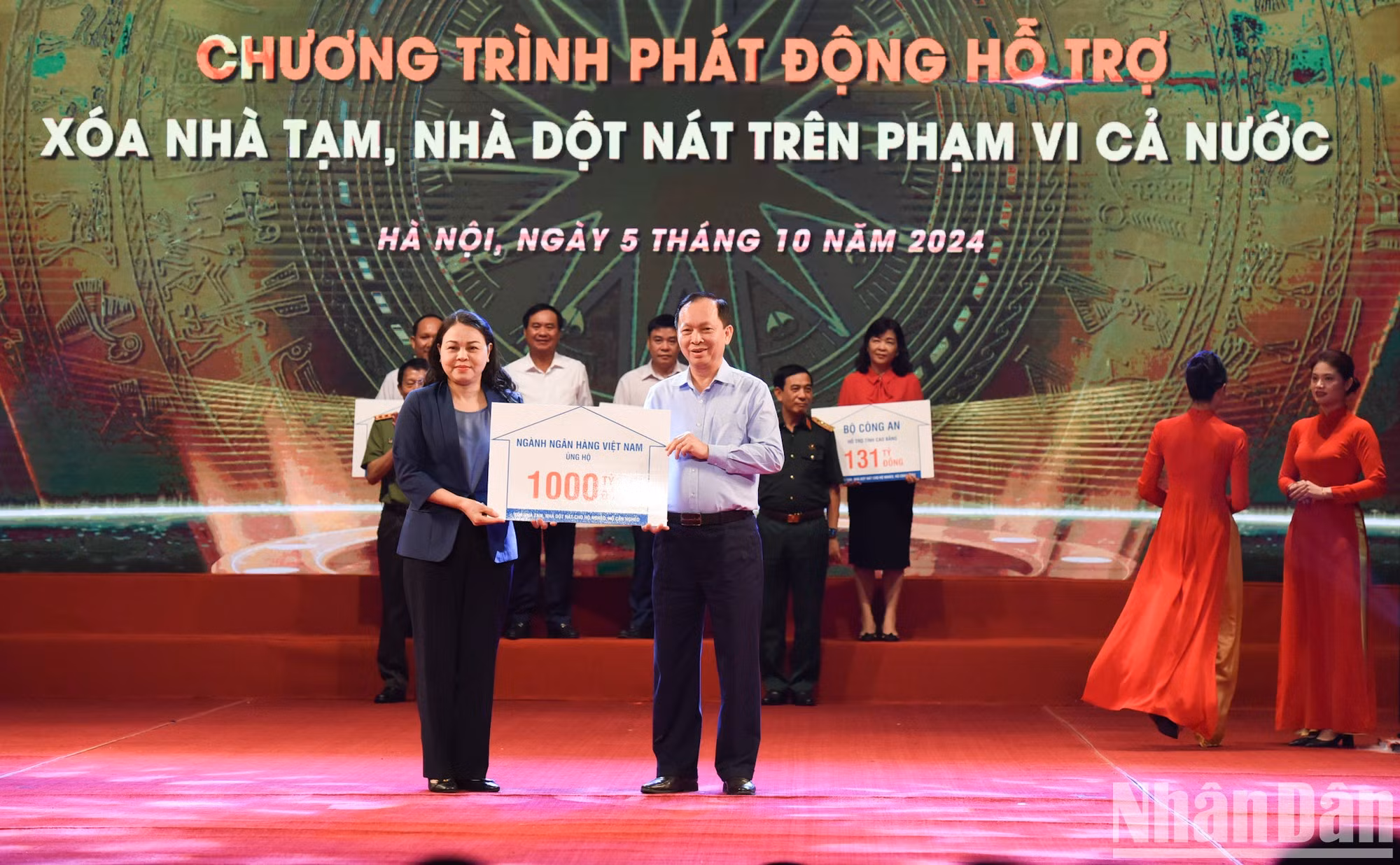 El sector bancario de Vietnam recauda fondo para apoyar el programa de eliminación de viviendas temporales y en ruinas.