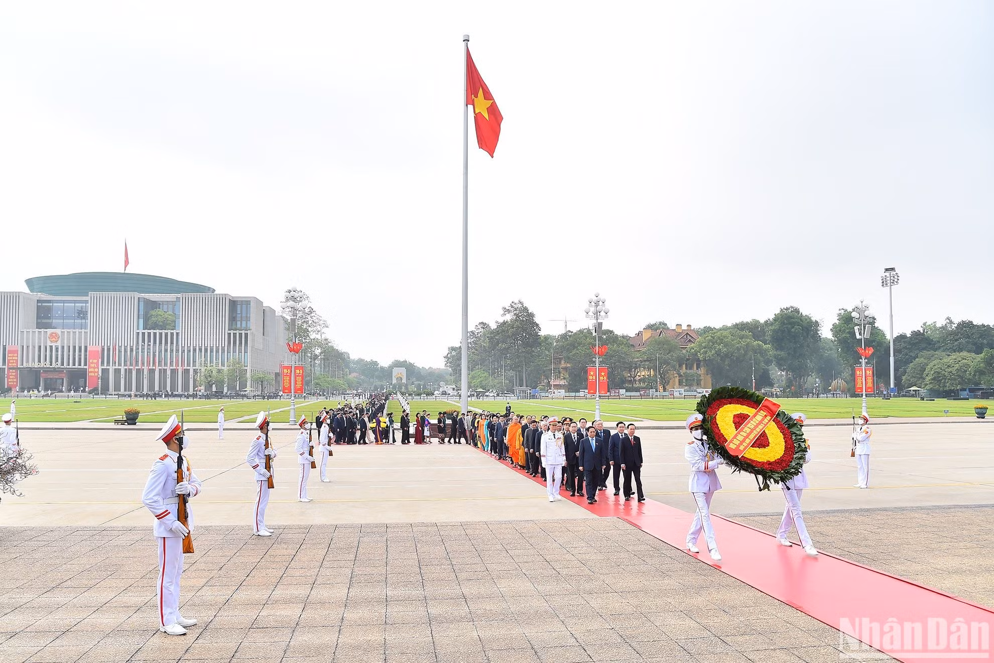 La delegación está encabezada por el presidente de Vietnam, Vo Van Thuong, el primer ministro Pham Minh Chinh y el presidente de la Asamblea Nacional, Vuong Dinh Hue.