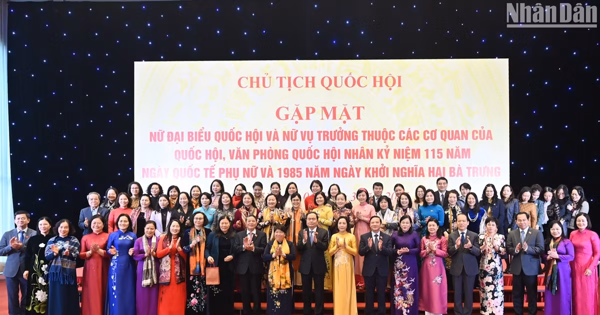 [Foto] Presidente de Asamblea Nacional de Vietnam se reúne con mujeres parlamentarias