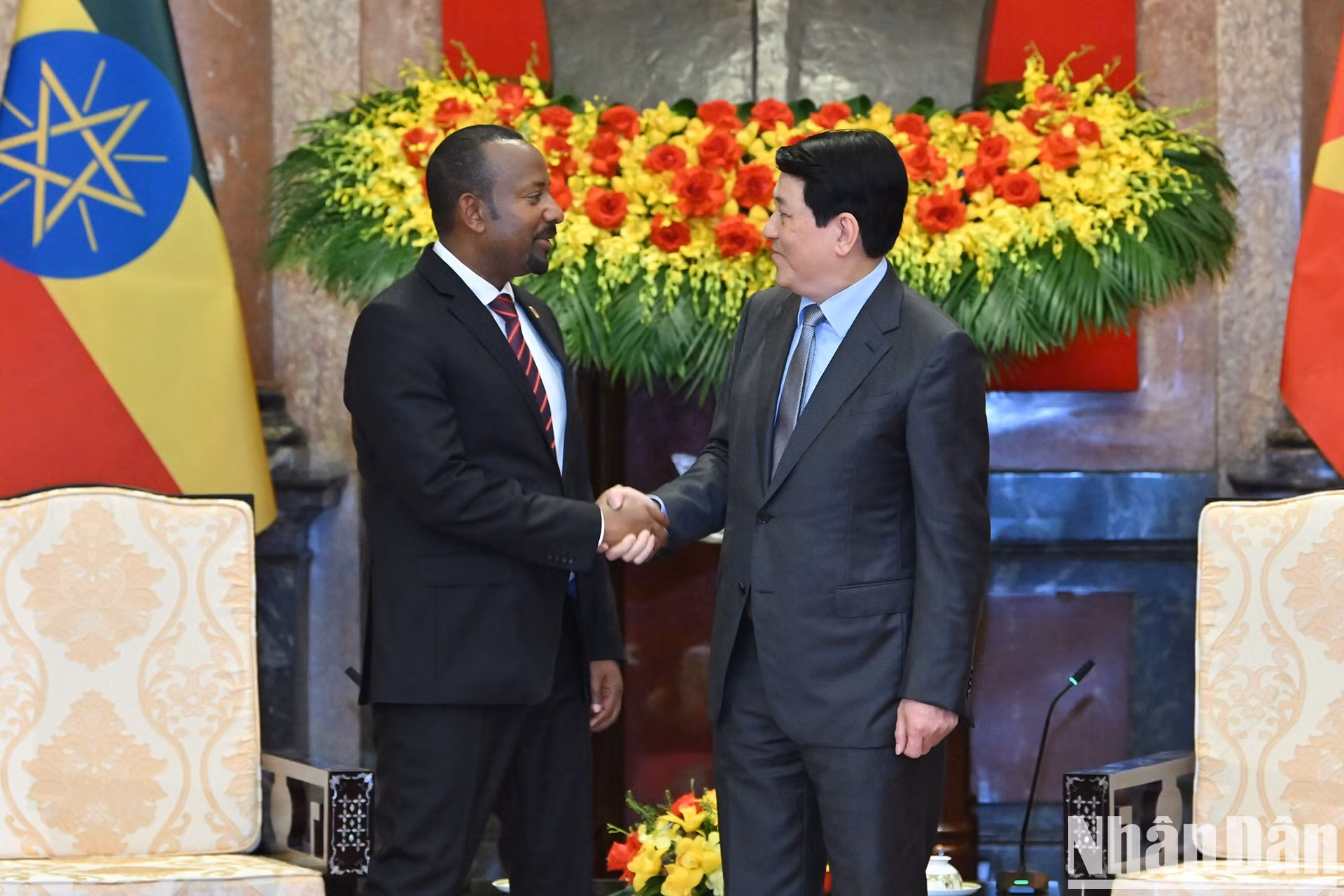 El jefe del Estado vietnamita, Luong Cuong (D), recibe al premier etíope, Abiy Ahmed Ali.