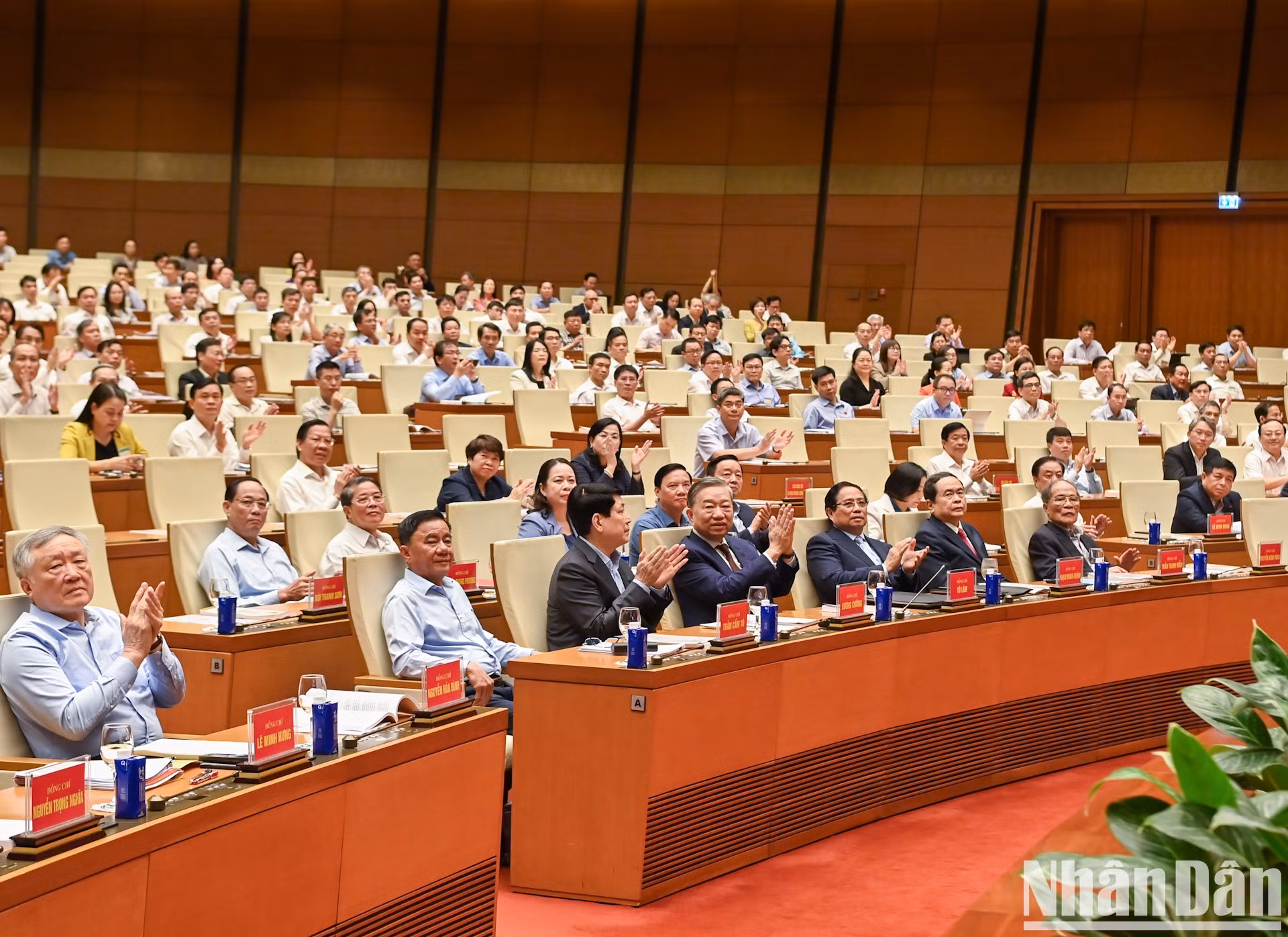 El secretario general del Partido Comunista de Vietnam, To Lam; el presidente del país, Luong Cuong; el primer ministro Pham Minh Chinh; y el presidente de la Asamblea Nacional, Tran Thanh Man, asisten a la conferencia. El secretario general del Partido Comunista de Vietnam, To Lam; el presidente del país, Luong Cuong; el primer ministro Pham Minh Chinh; y el presidente de la Asamblea Nacional, Tran Thanh Man, asisten a la conferencia.