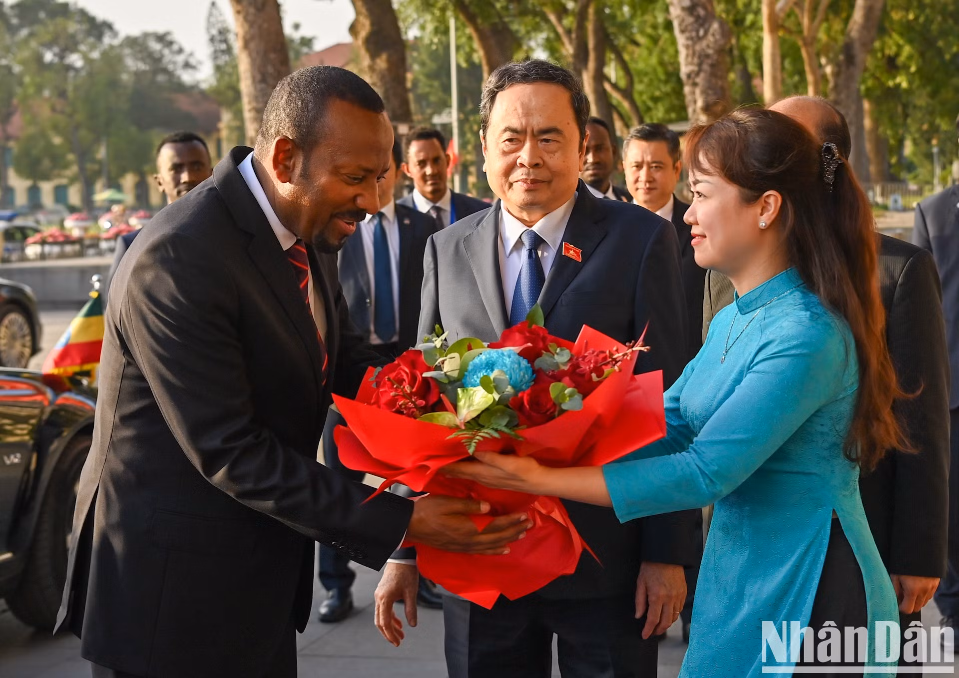 Una personal de la Oficina de la Asamblea Nacional entrega flores para dar la bienvenida al primer ministro de Etiopía, Abiy Ahmed Ali.