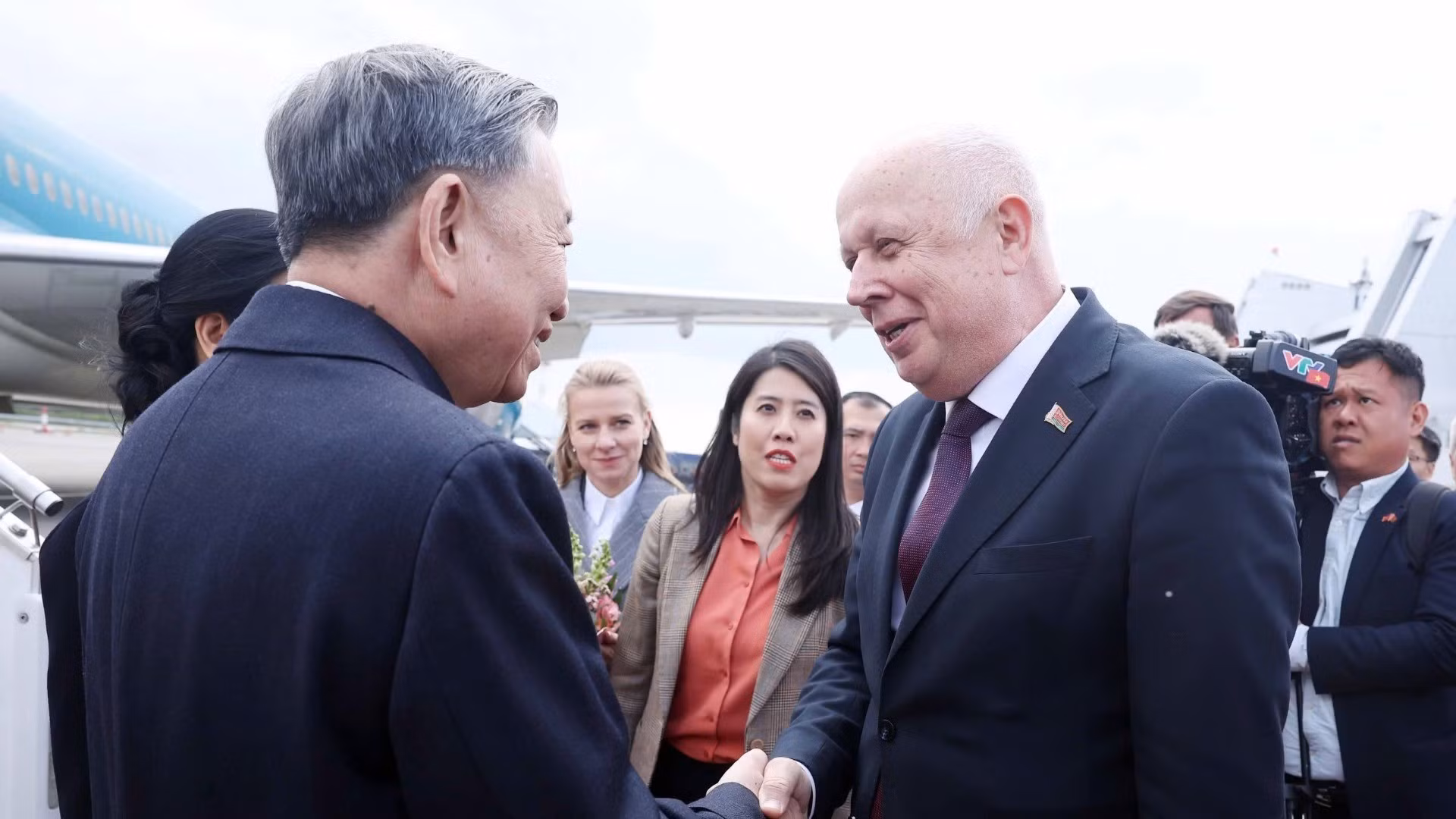 El viceprimer ministro bielorruso Anatoly Sivak recibe al secretario general To Lam y a su esposa en el Aeropuerto Internacional de Minsk. (Foto: VNA)