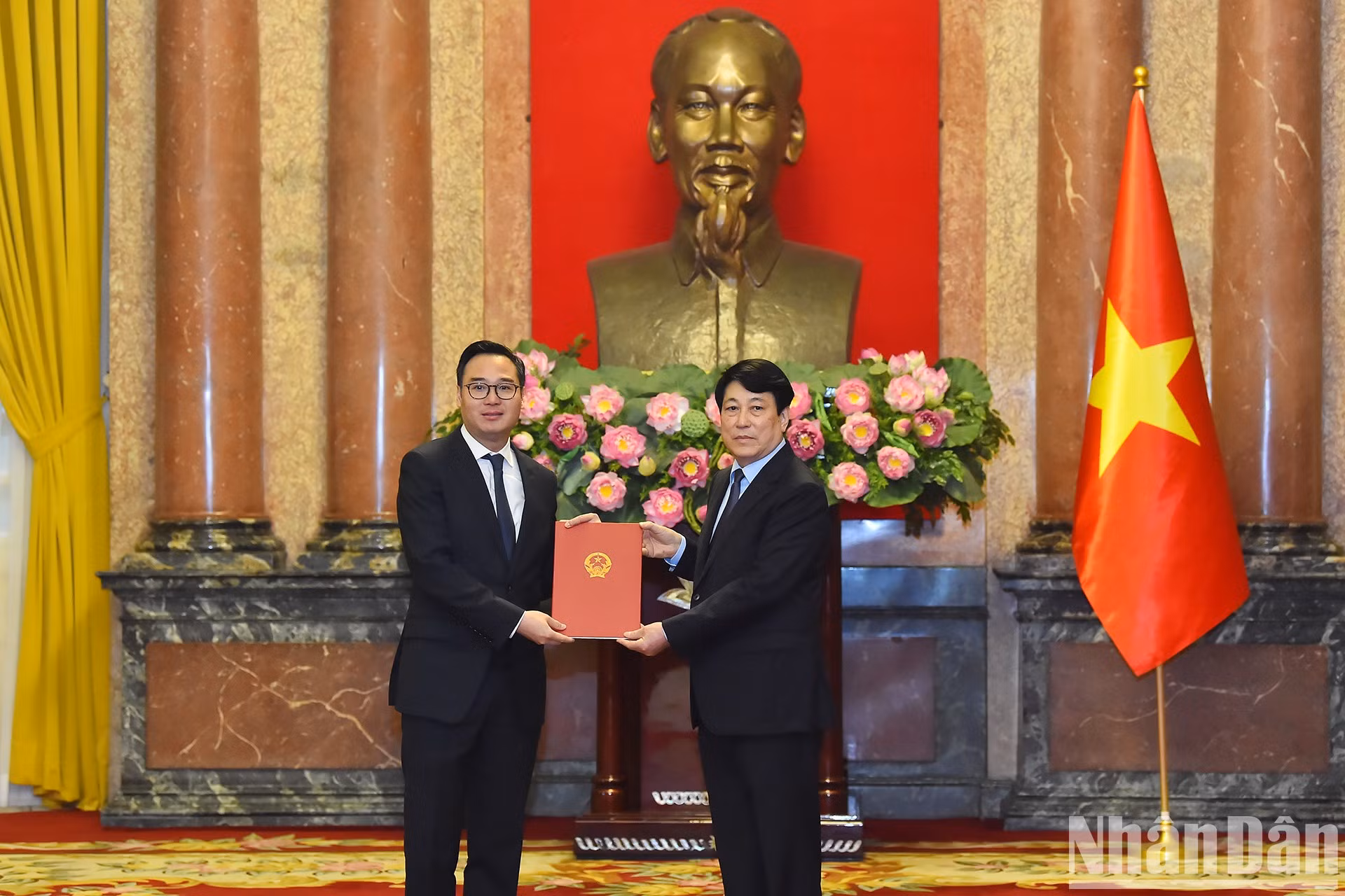 El presidente del país, Luong Cuong, entrega la decisión de nombramiento al embajador al jefe Adjunto de Oficina del Ministerio de Asuntos Exteriores, Ngo Toan Thang.