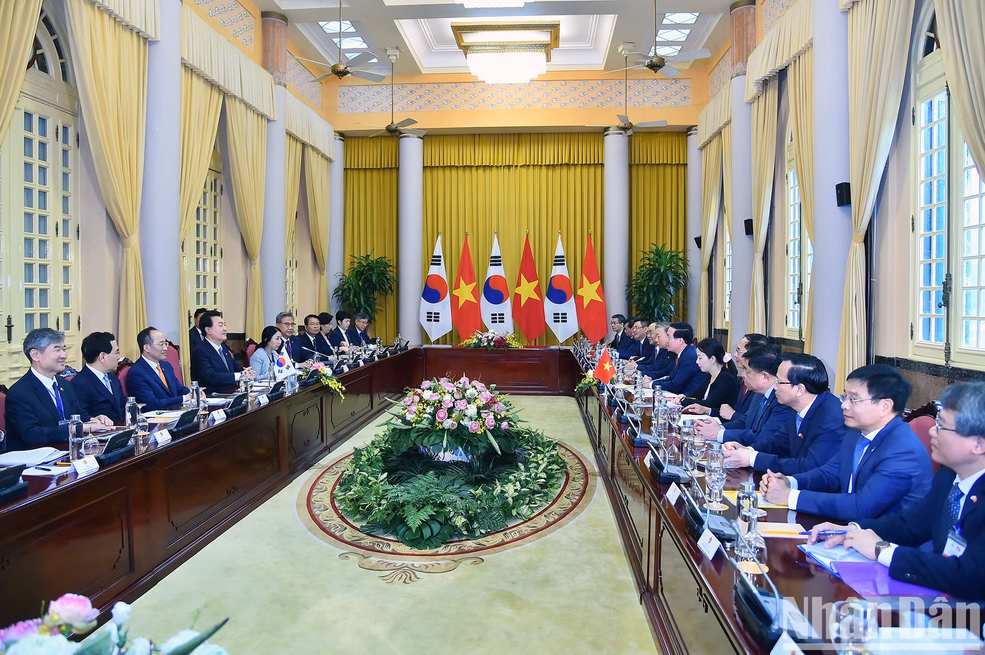 Después de la ceremonia de bienvenida, se celebra una reunión con la presidencia de dos mandatarios.