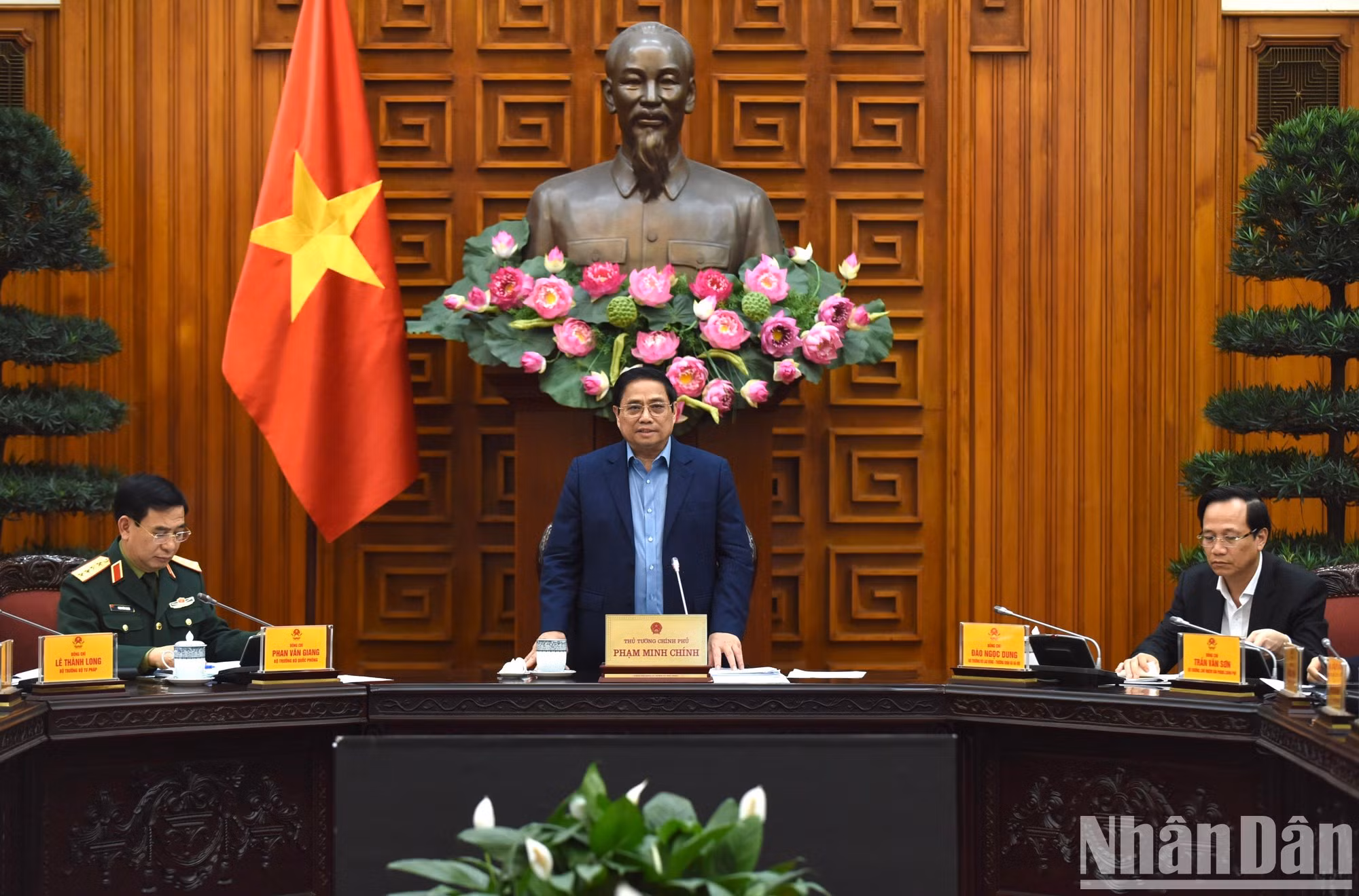 El primer ministro de Vietnam y también jefe del Comité Directivo Nacional de Defensa Civil, Pham Minh Chinh preside la reunión.
