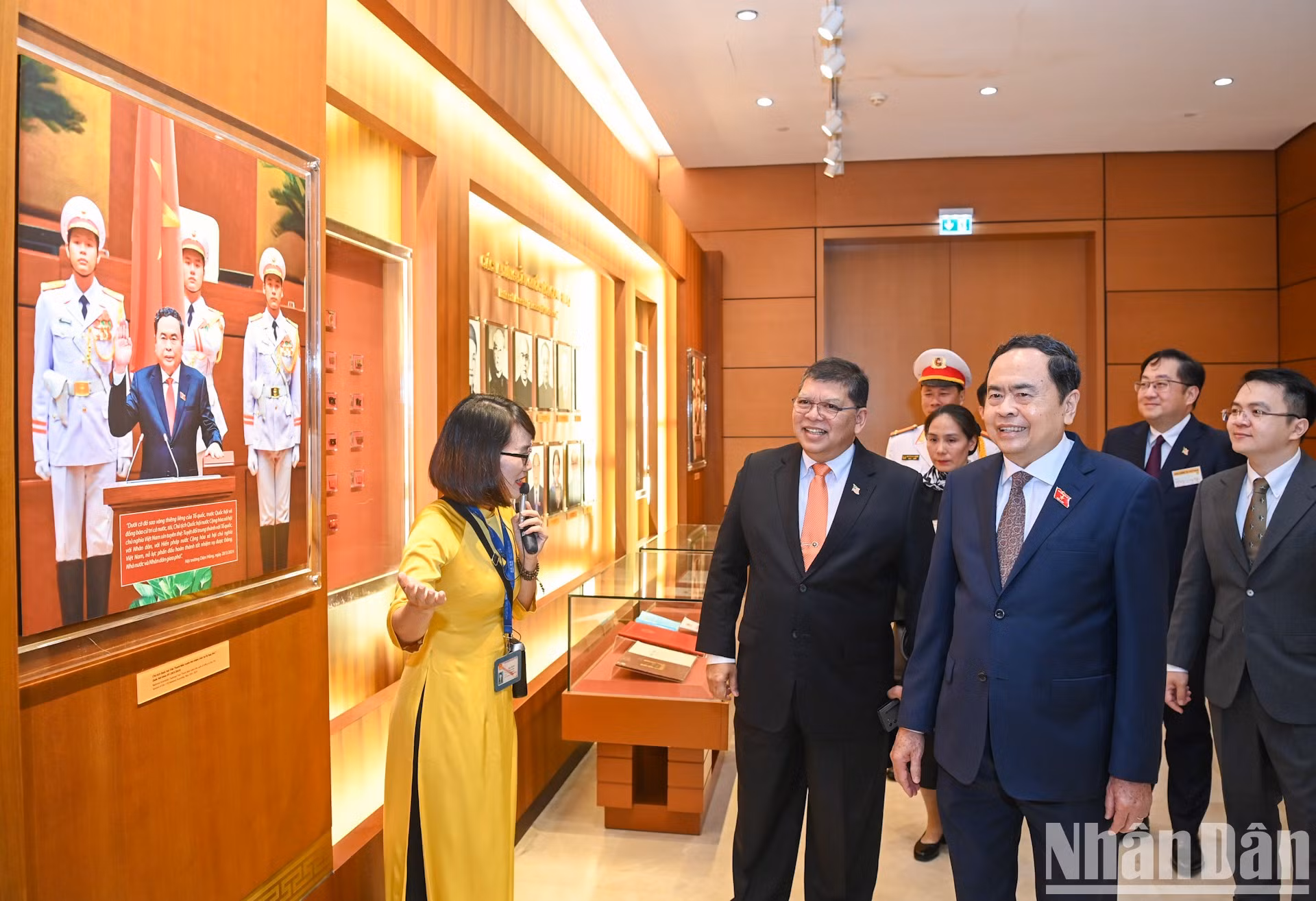 Los delegados malasios visitan la Sala de Tradición de la Asamblea Nacional de Vietnam.