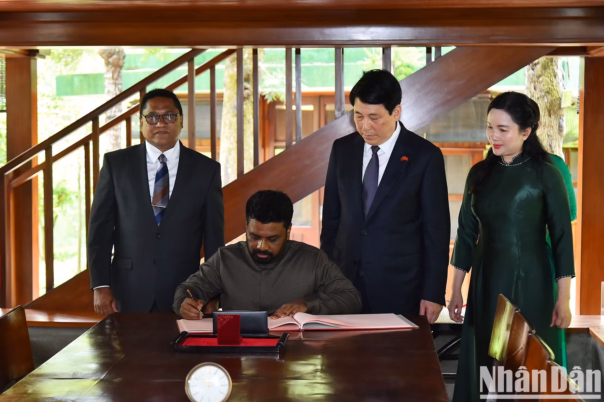 El presidente de Sri Lanka, Anura Kumara Dissanayaka, firma el libro de visitas. El presidente de Sri Lanka, Anura Kumara Dissanayaka, firma el libro de visitas.