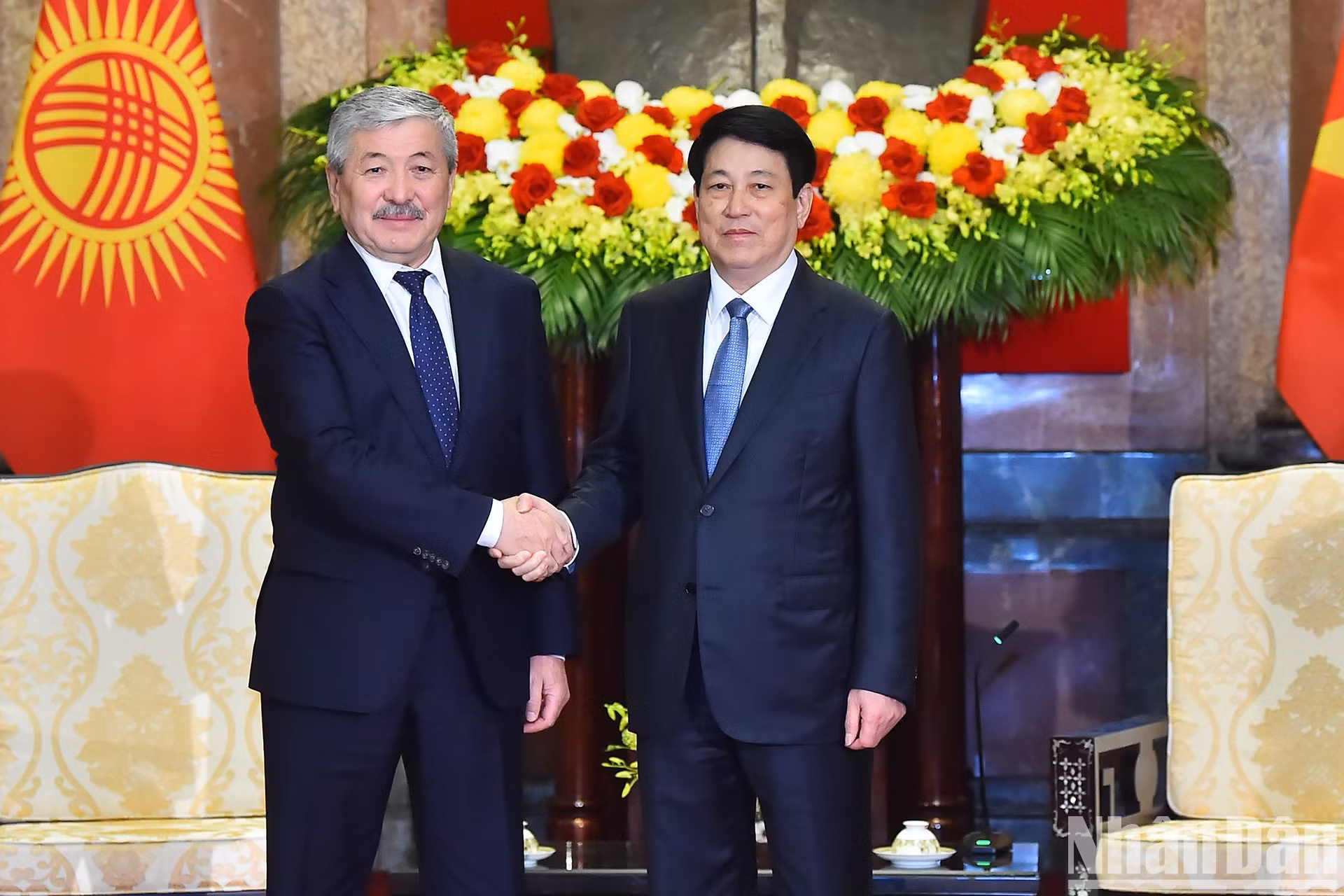 El presidente de Vietnam, Luong Cuong, recibe al premier de Kirguistán, Adylbek Kasimalyev.