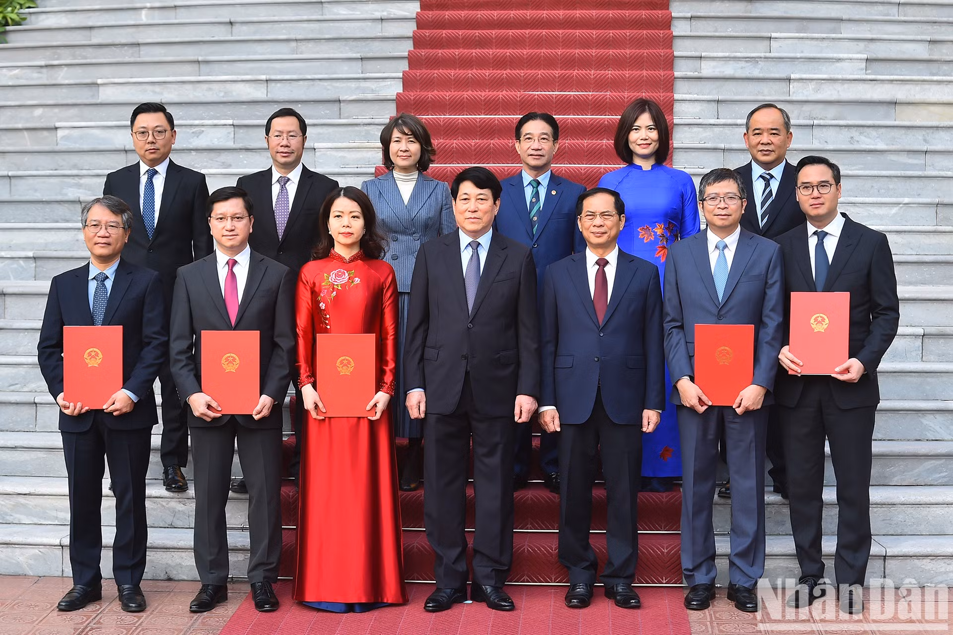 El jefe del Estado vietnamita y los nuevos embajadores.