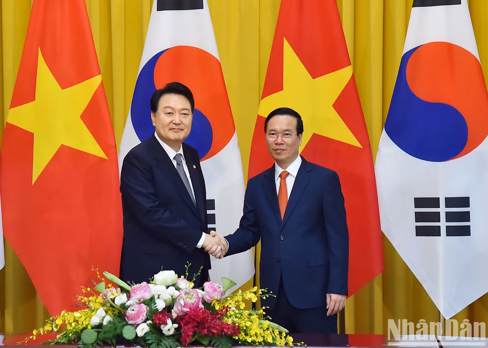 El presidente de Vietnam, Vo Van Thuong y su par surcoreano, Yoon Suk Yeol.