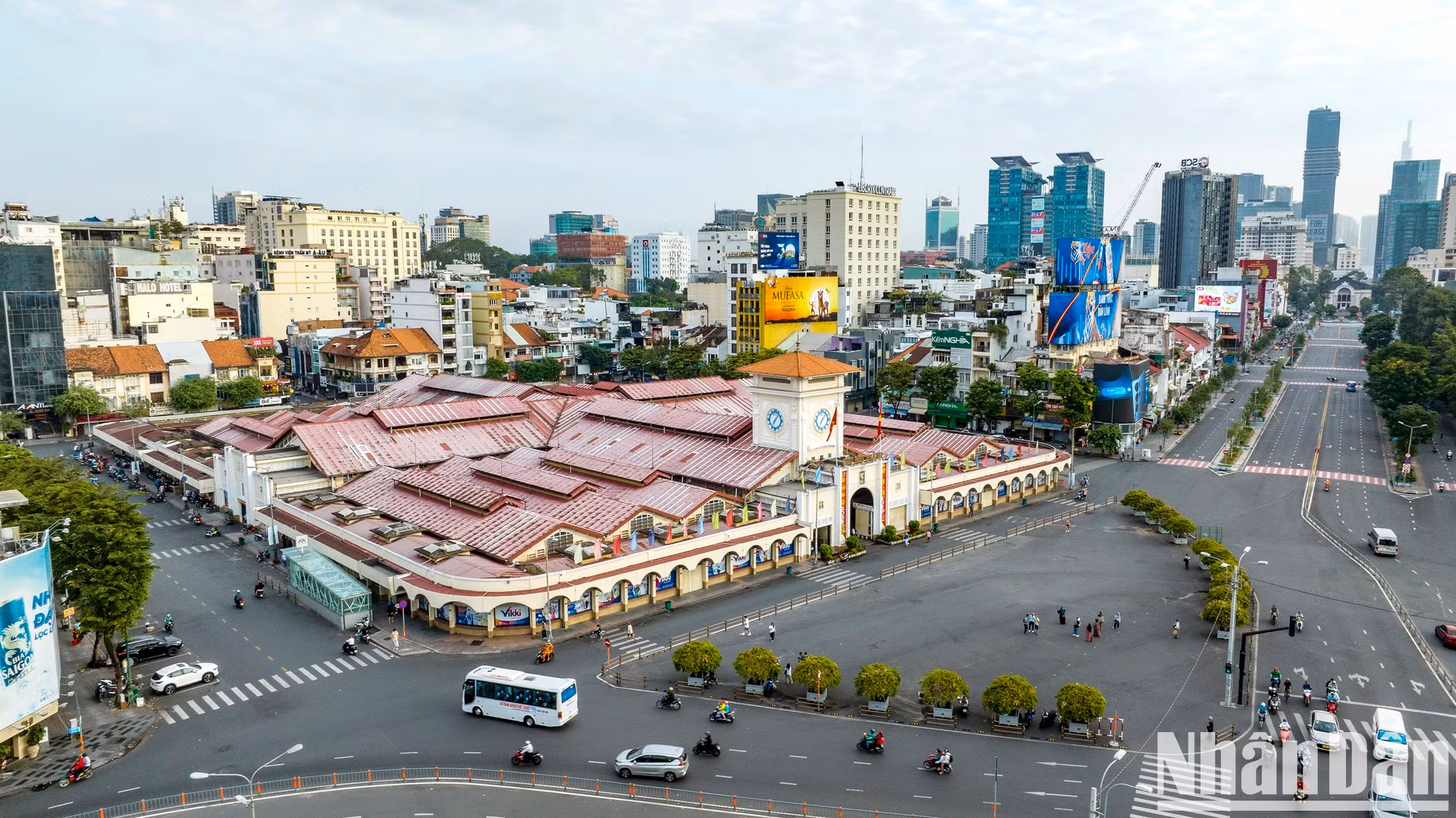 El mercado de Ben Thanh es un vestigio de la época colonial francesa. En la actualidad, es un símbolo cultural y turístico de la ciudad.