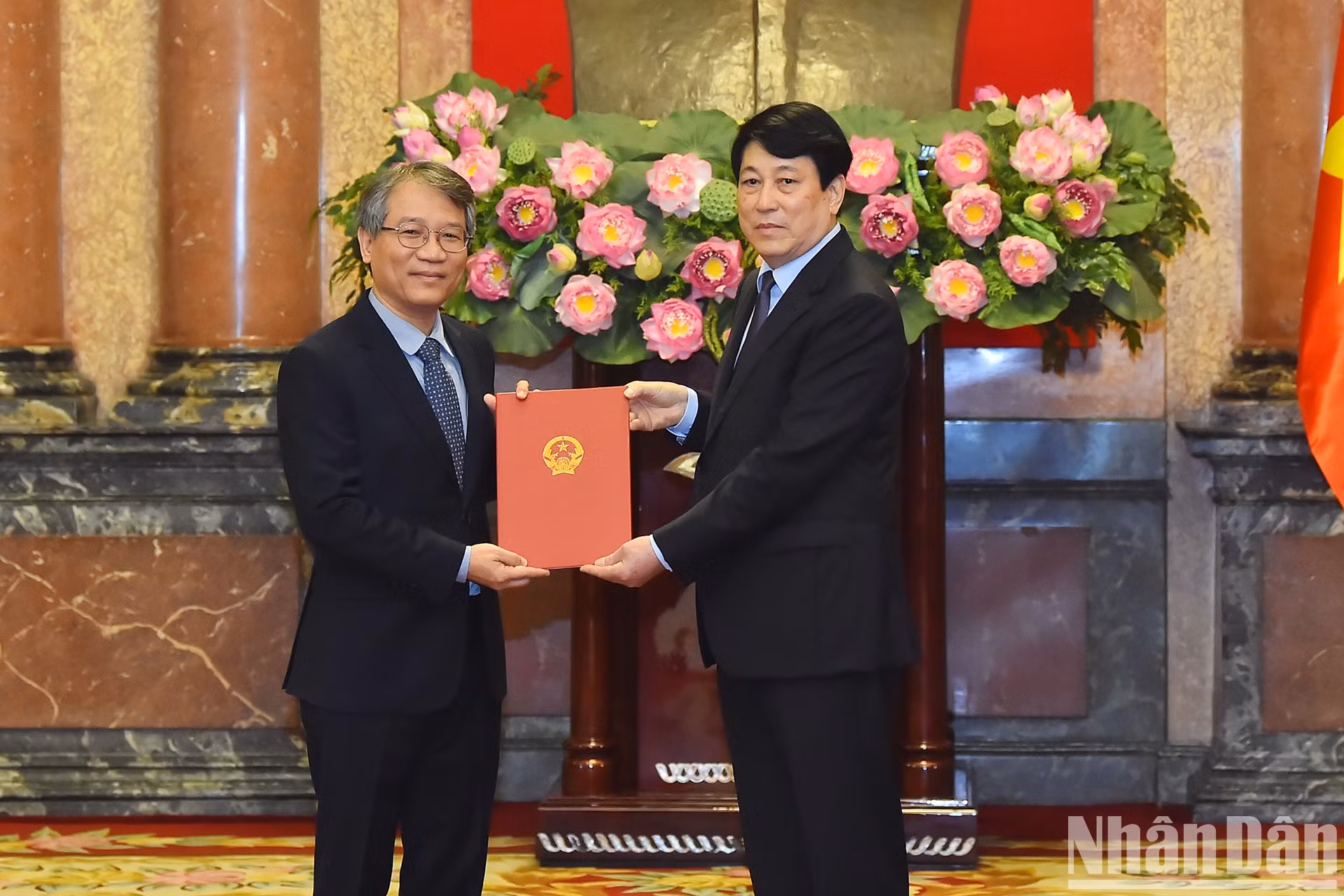 El presidente del país, Luong Cuong, entrega la decisión de nombramiento al embajador al profesor de la Academia Diplomática de Vietnam, Nguyen Vu Tung.