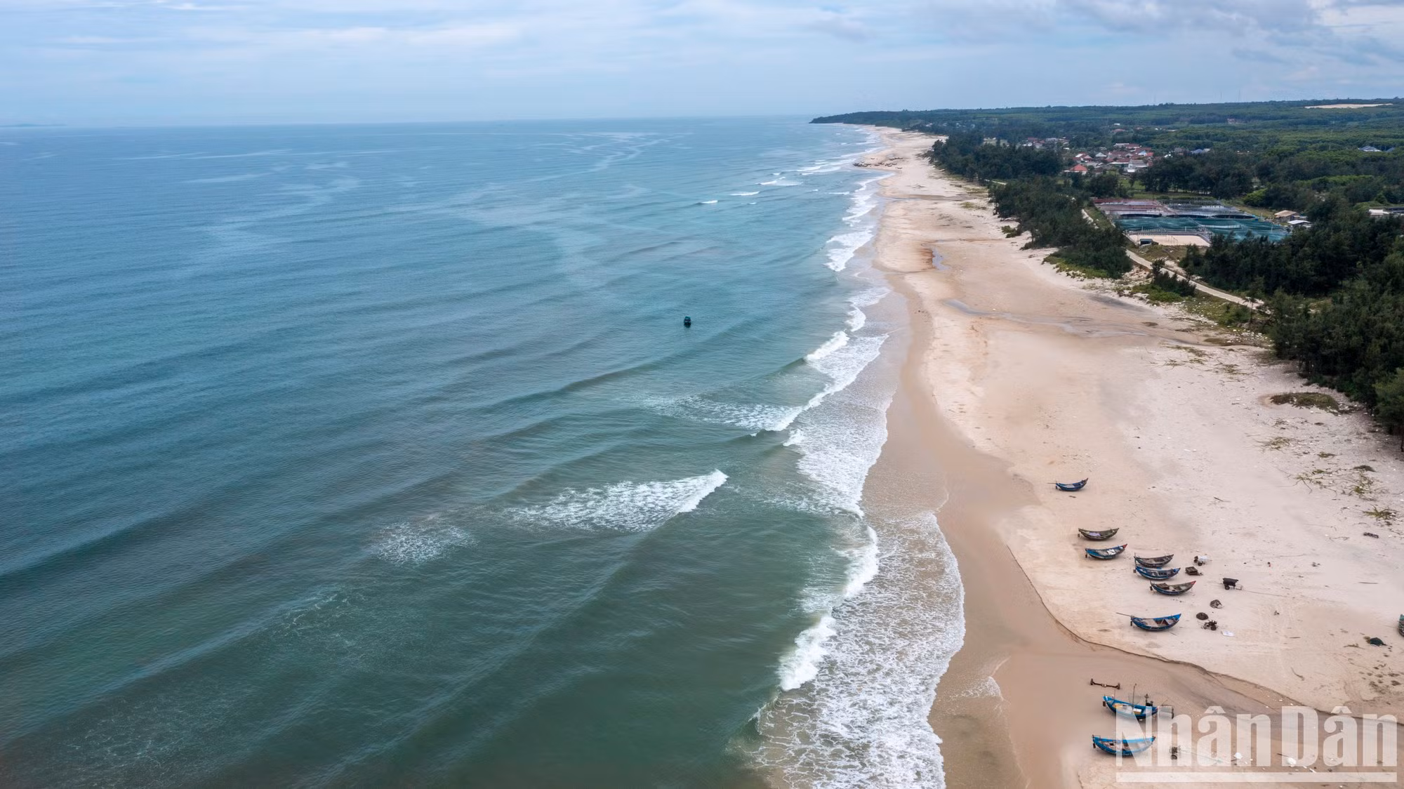 Ubicada en el distrito de Vinh Linh, Vinh Thai todavía guarda su belleza primitiva con una playa larga y oculta bajo las filas de pinos verdes.