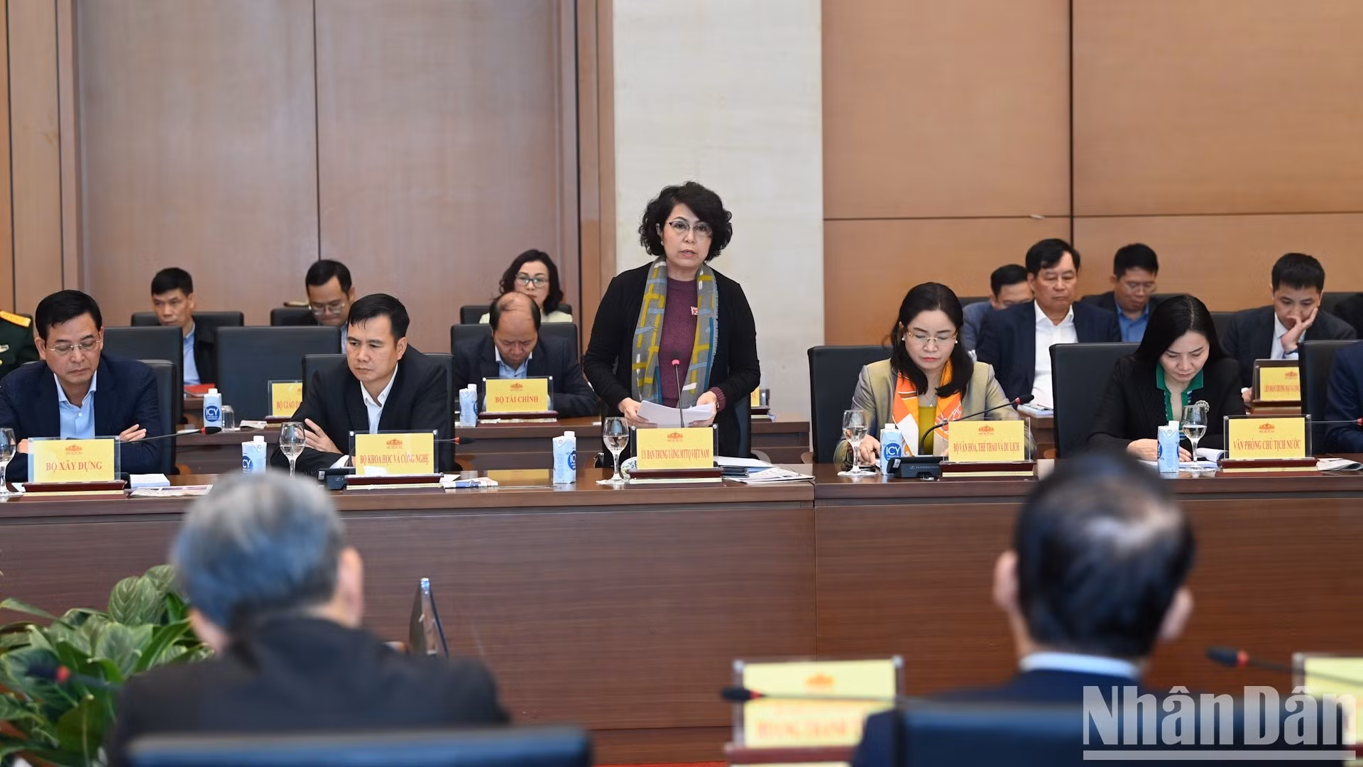 La vicepresidenta del Comité Central del Frente de la Patria de Vietnam To Thi Bich Chau habla en la cita.