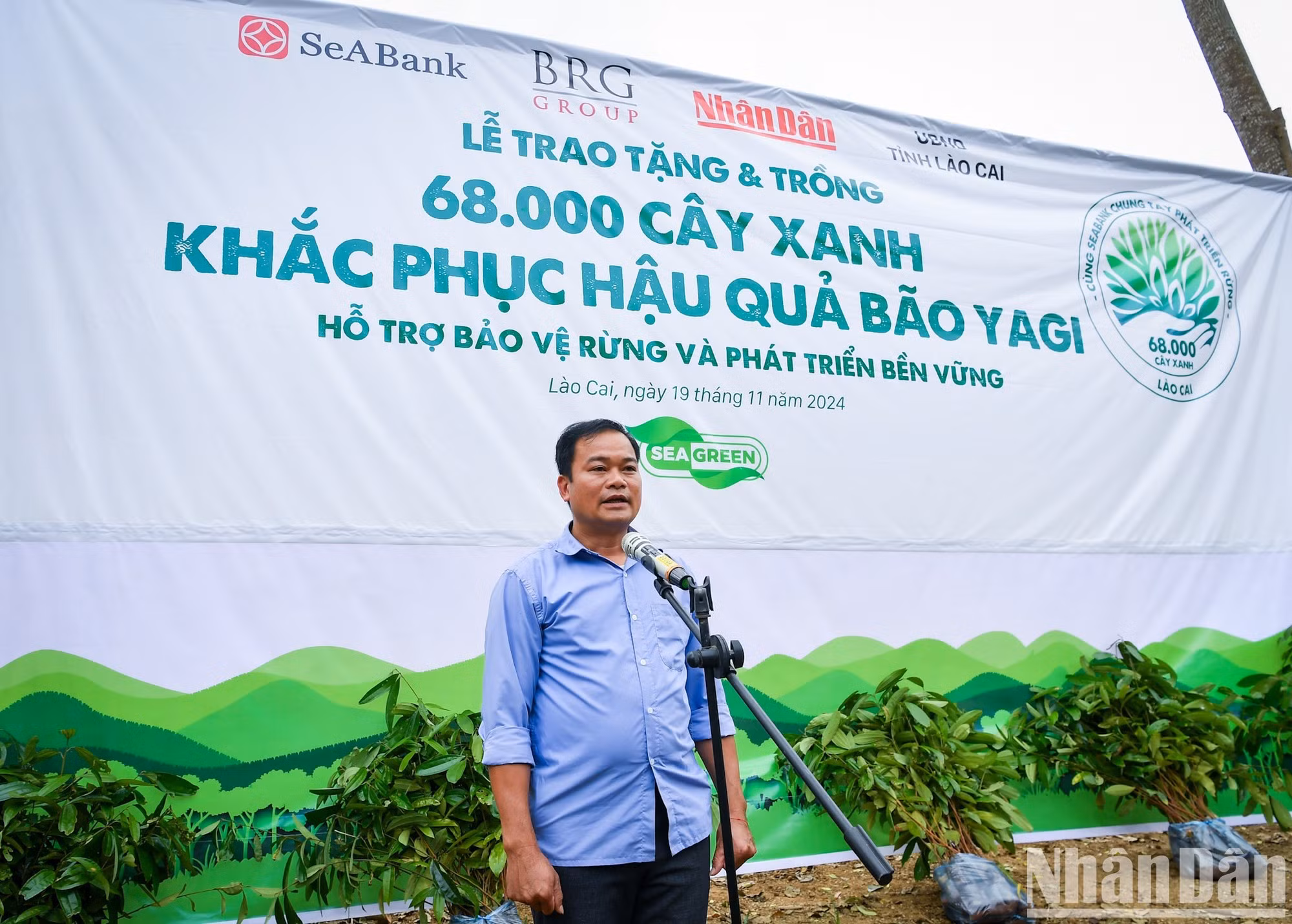 En nombre de los habitantes de la aldea de Lang Nu, su jefe, Hoang Van Diep, expresa su agradecimiento al periódico Nhan Dan. También dijo que, gracias a la cooperación de la comunidad, la aldea de Lang Nu está reviviendo gradualmente tras el desastre.
