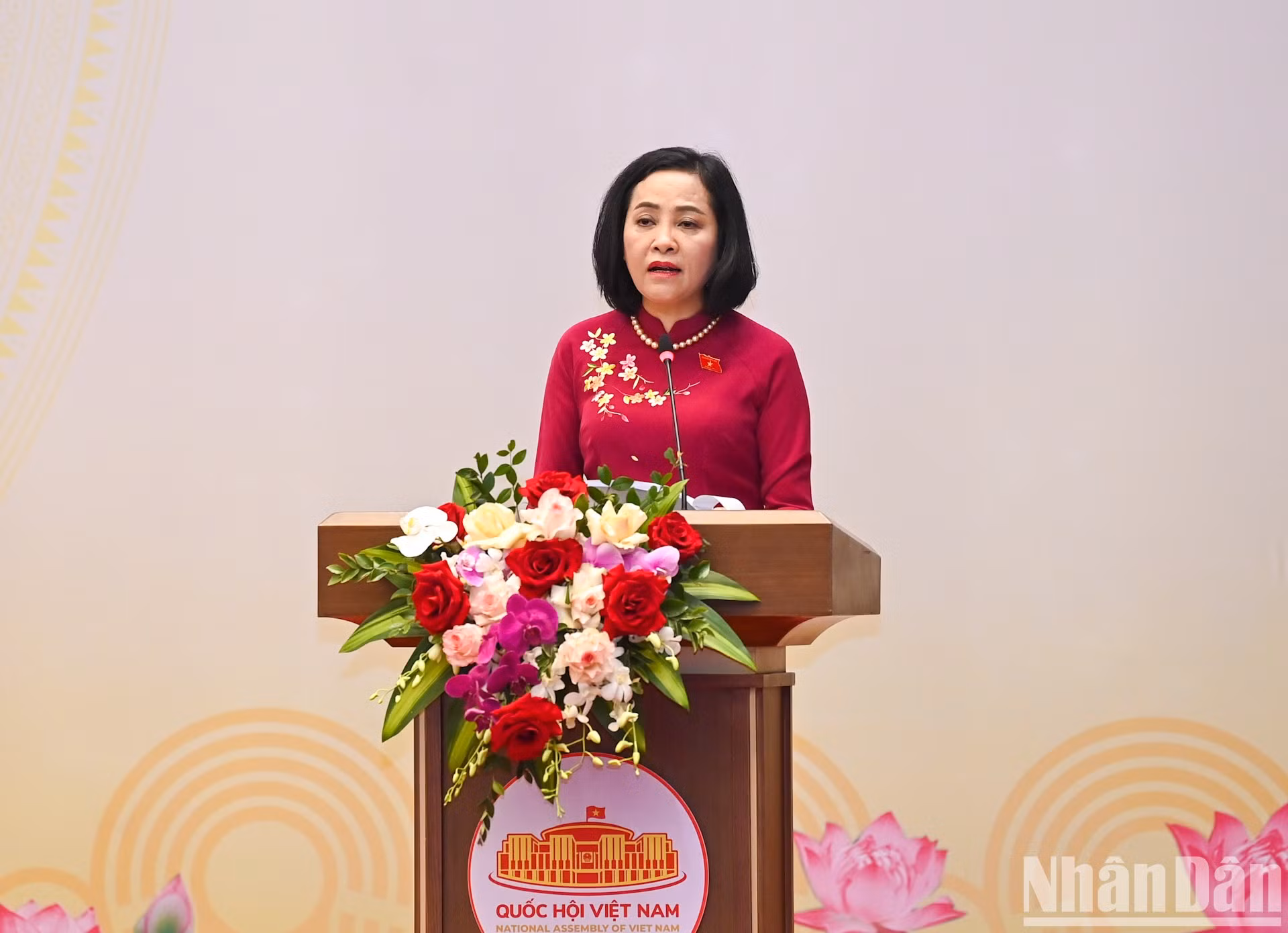 La jefa de la Comisión de Asuntos de Diputados del Comité Permanente de la Asamblea Nacional, Nguyen Thi Thanh, habla en la reunión.