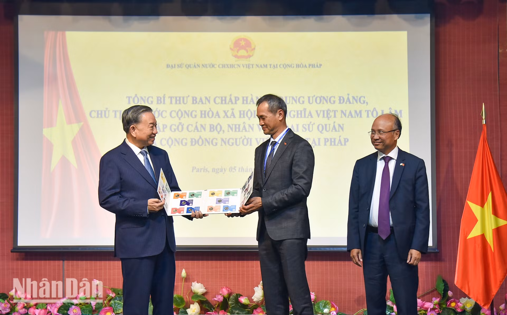 En nombre de la Asociación de Vietnamitas en Francia, Vuong Huu Nhan concede un regalo al máximo dirigente de Vietnam, To Lam.