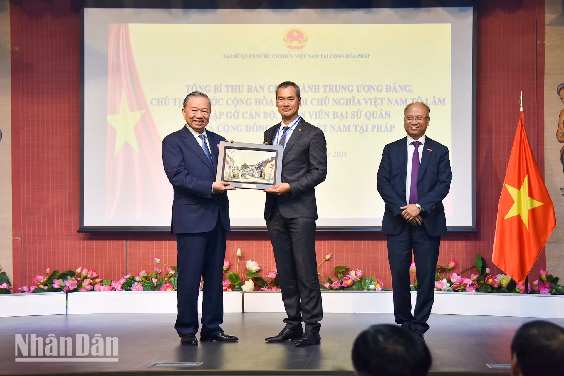 El máximo dirigente entrega un obsequio a la Asociación de Vietnamitas en Francia.
