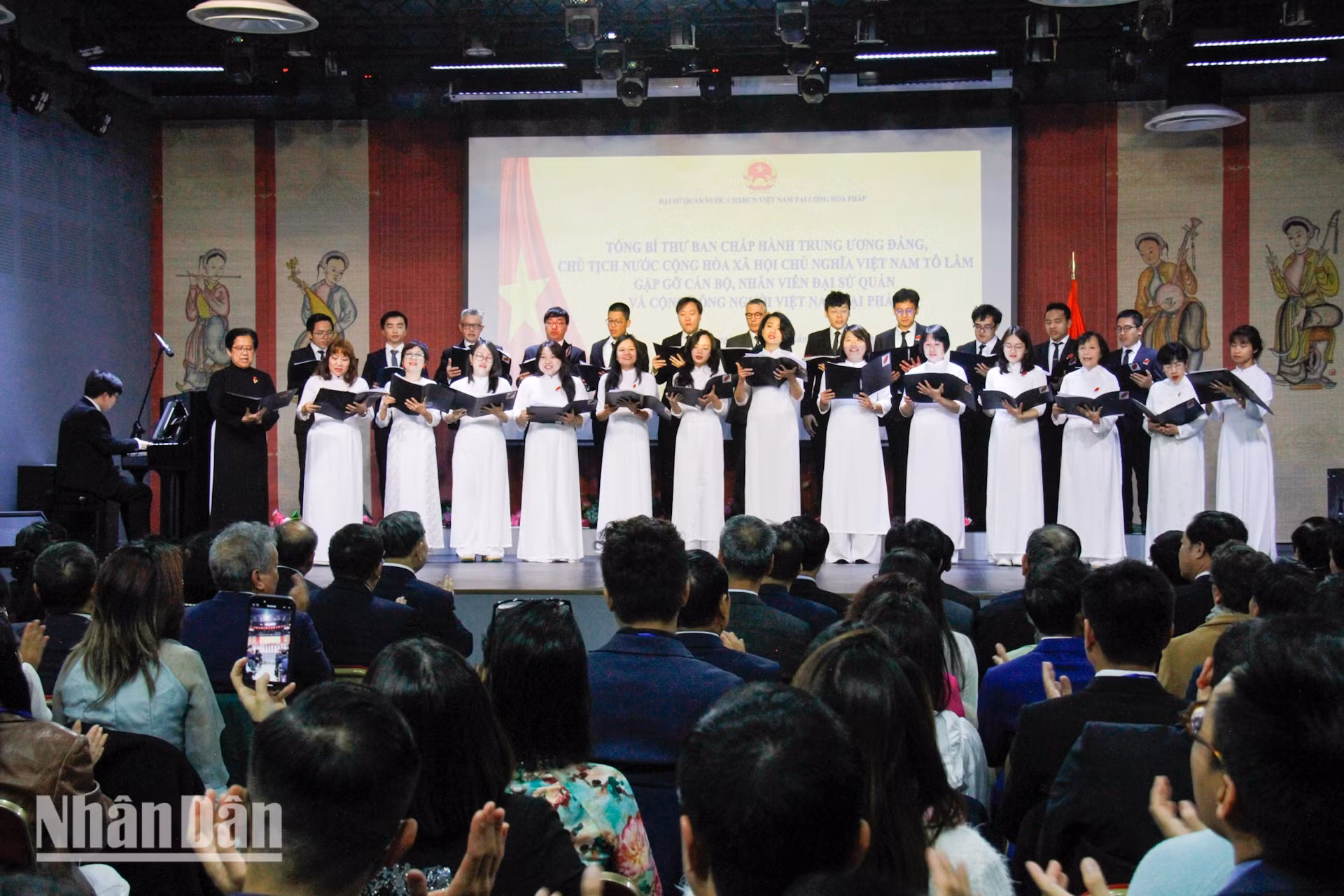 El Coro Que Huong (Patria), formado por vietnamitas residentes en Francia, interpreta canciones que alaban a la Patria y al querido Presidente Ho Chi Minh, y demostran la tradición de una comunidad fundada por el Tío Ho hace más de un siglo. (Foto: KHAI HOAN)