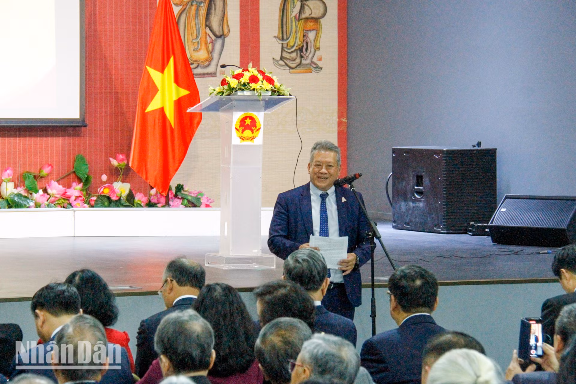 El presidente de ABVietFrance, Nguyen Hai Nam, presenta actividades que contribuyen a promover la inversión y el comercio entre Francia y los países europeos con Vietnam.