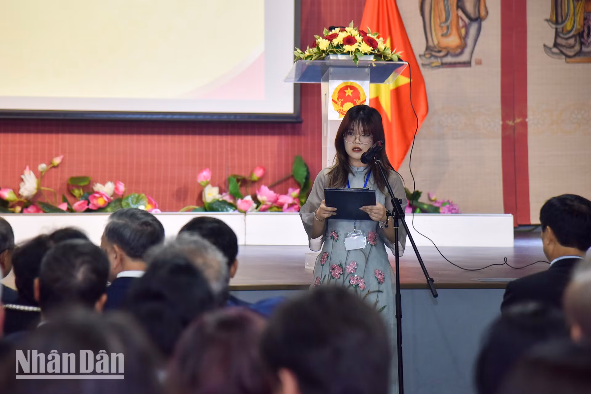Una representante de la Asociación de Jóvenes y Estudiantes de Vietnam en Francia informa sobre las actividades que contribuyen al desarrollo comunitario y a la promoción de la imagen de Vietnam en el país anfitrión.