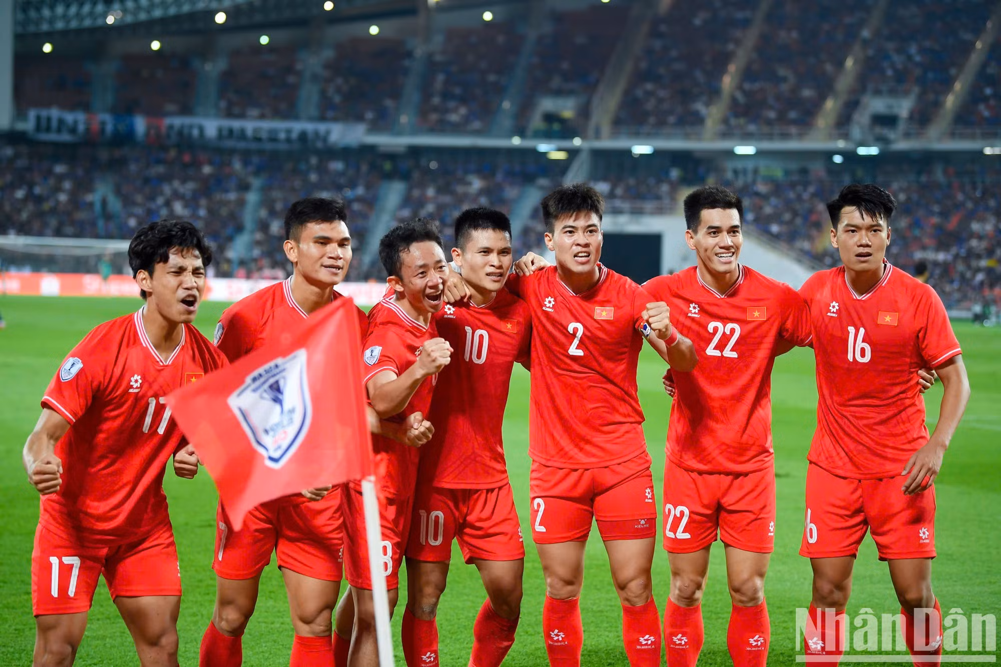 Los vietnamitas acuden hacia las gradas del estadio Rajamangala para celebrar el gol. Los vietnamitas acuden hacia las gradas del estadio Rajamangala para celebrar el gol.