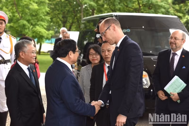 El primer ministro de Vietnam, Pham Minh Chinh recibe al presidente del Consejo Nacional (Cámara Baja) de Suiza, Martin Candina.